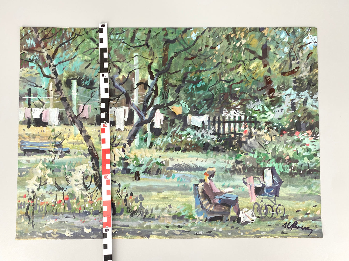 Frau mit Kinderwagen liest im Garten. Aquarell