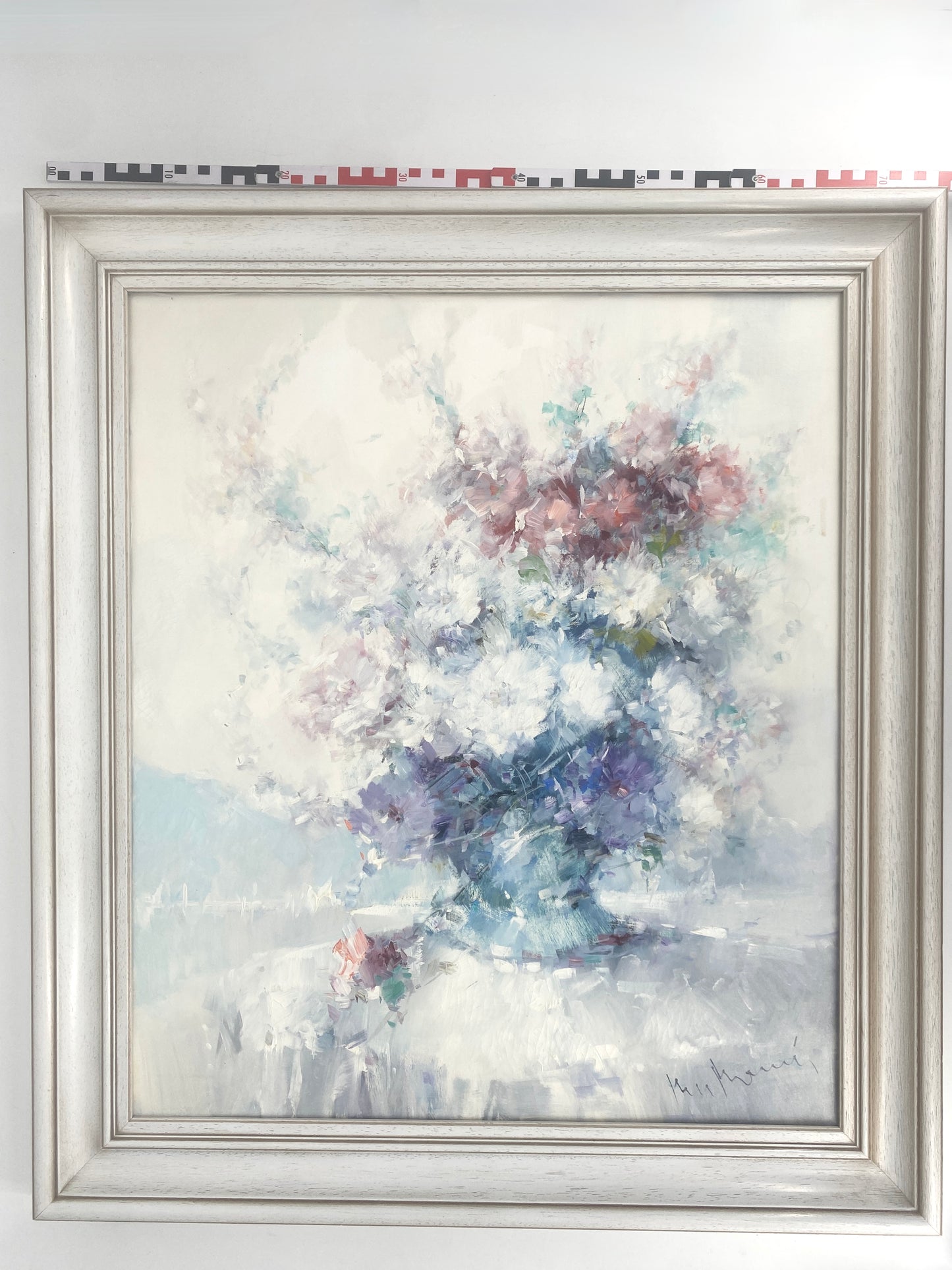 Ölgemälde von Ingfried Paul Henze-Morro: Weißes Stillleben mit Blumen-Motiv.