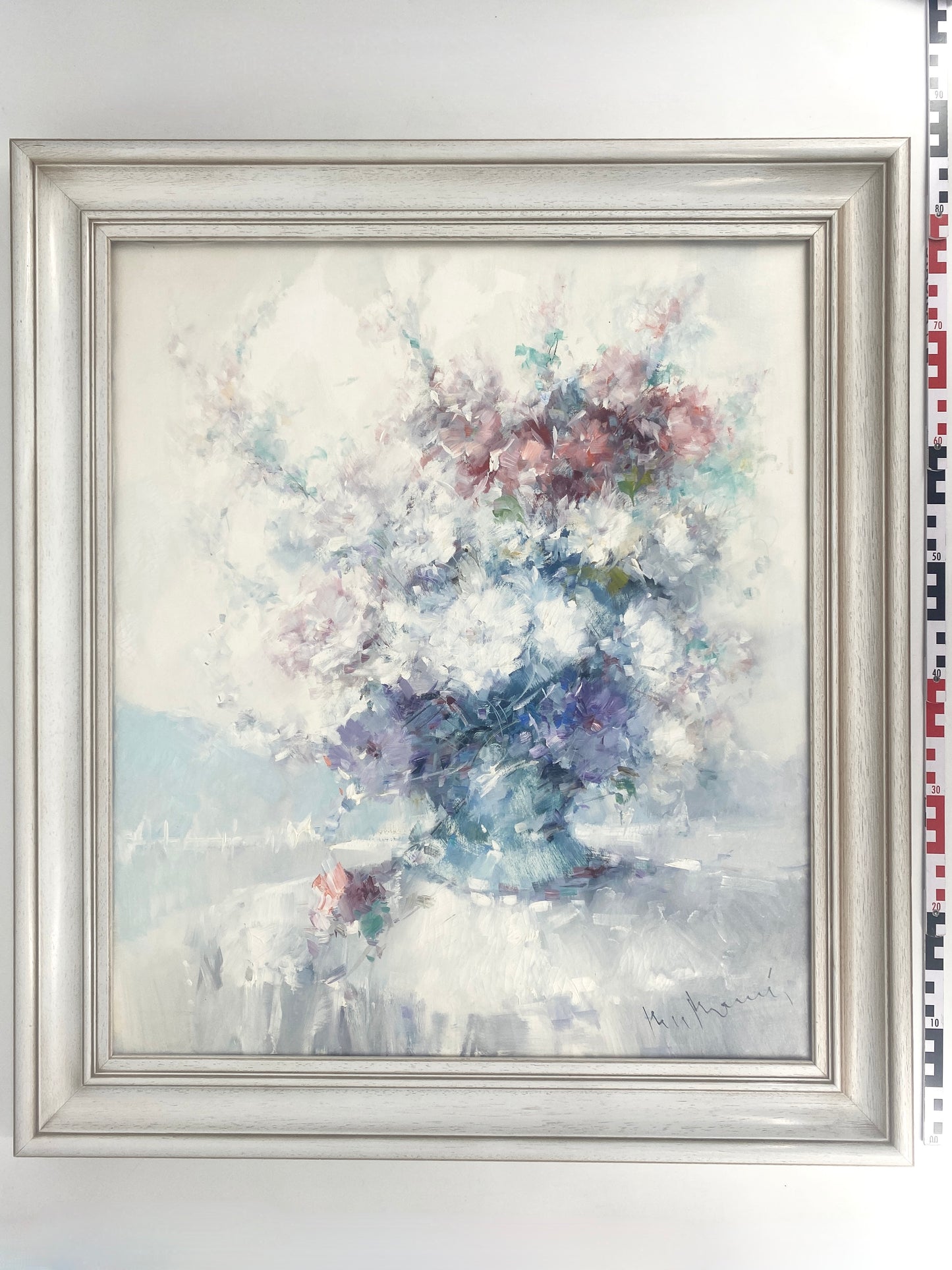 Ölgemälde von Ingfried Paul Henze-Morro: Weißes Stillleben mit Blumen-Motiv.