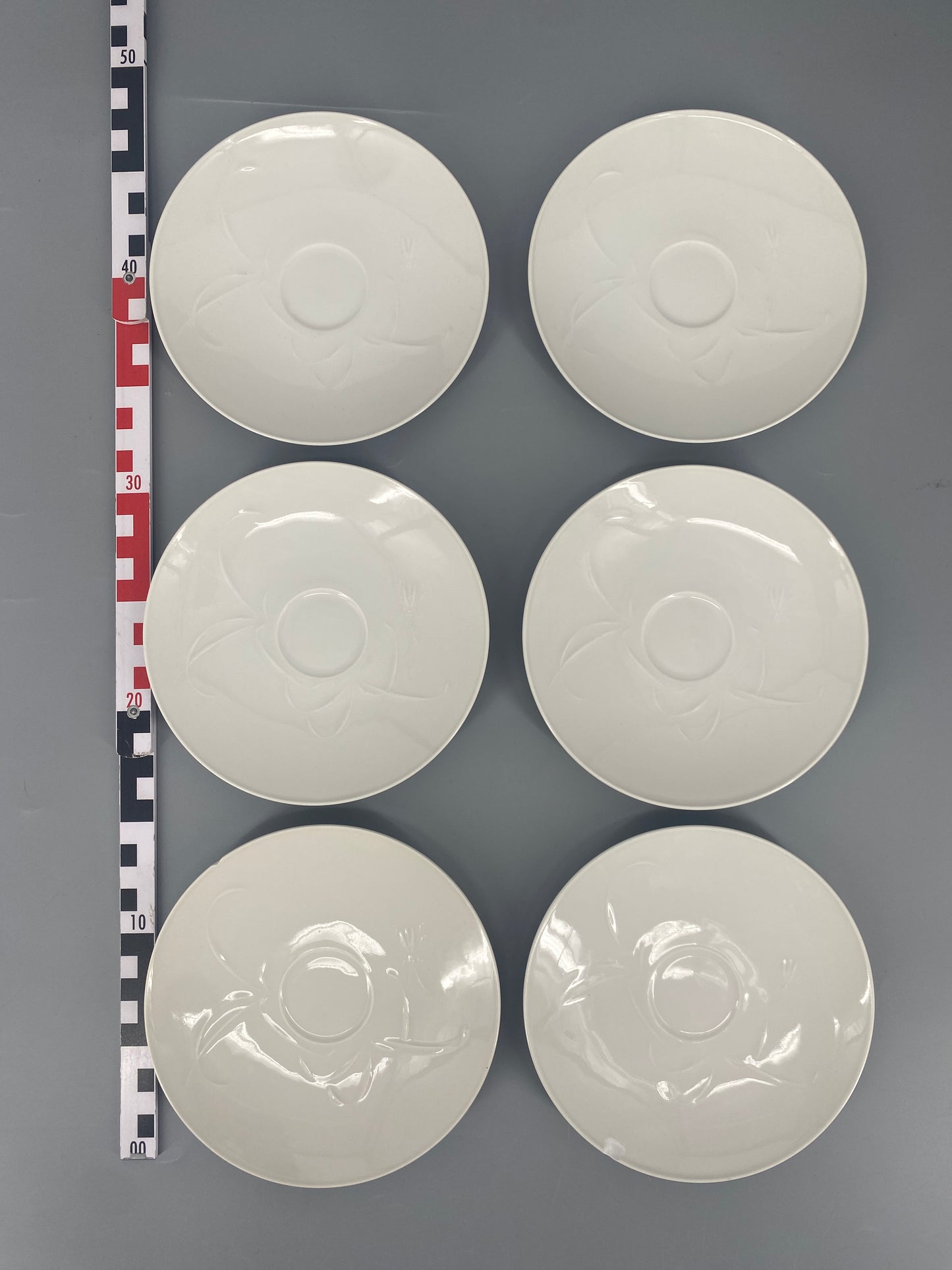 KPM Berlin Porzellan Teetassen und Untertassen mit Feldblumen  von Trude Petri