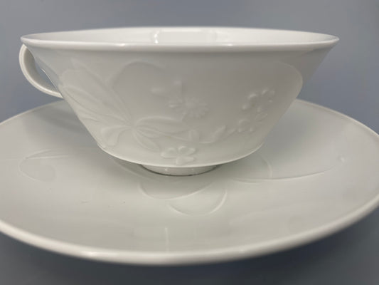 KPM Berlin Porzellan Teetassen und Untertassen mit Feldblumen  von Trude Petri