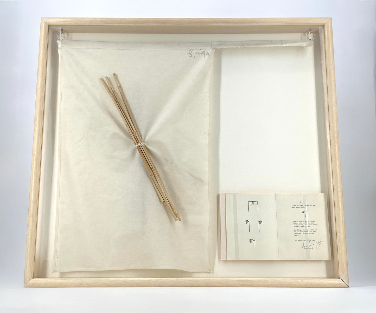 Assemblage "Eine Fahne ist keine Gabel" von Suse Wiegand, 1993