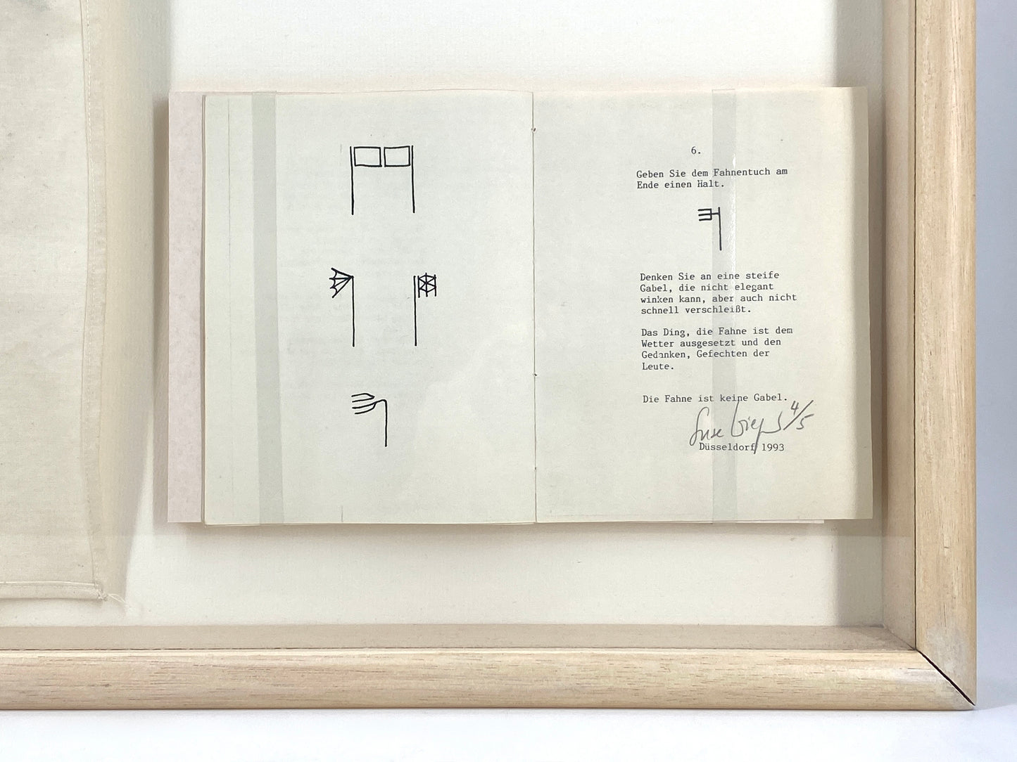 Assemblage "Eine Fahne ist keine Gabel" von Suse Wiegand, 1993
