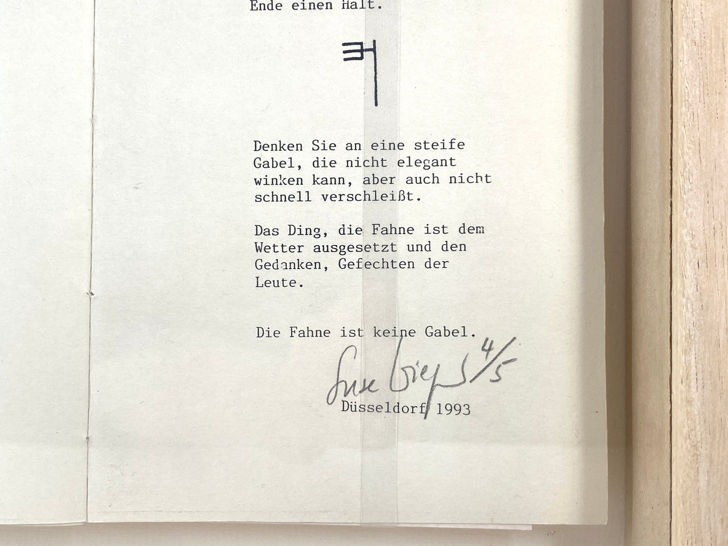 Assemblage "Eine Fahne ist keine Gabel" von Suse Wiegand, 1993