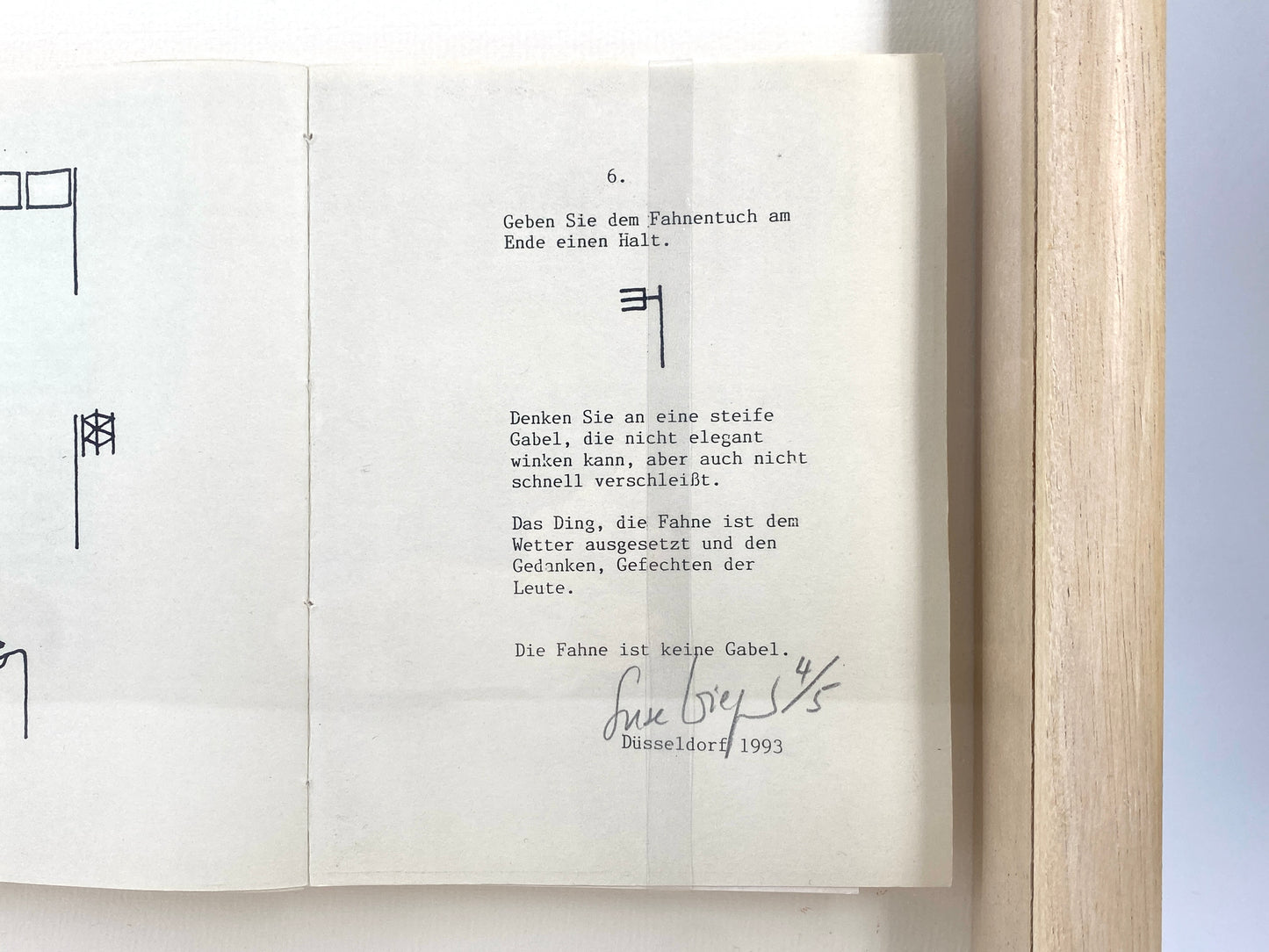 Assemblage "Eine Fahne ist keine Gabel" von Suse Wiegand, 1993