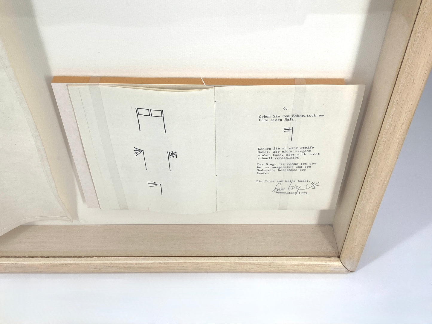 Assemblage "Eine Fahne ist keine Gabel" von Suse Wiegand, 1993