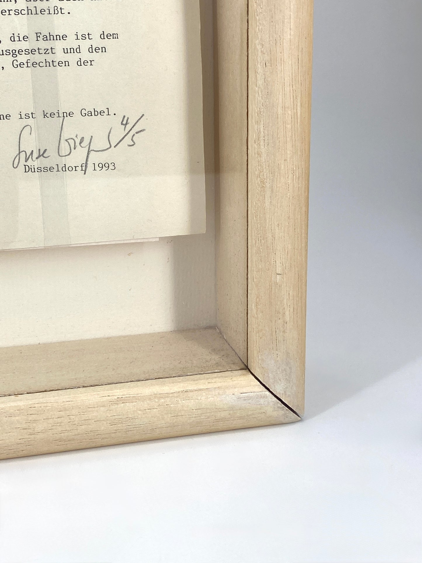 Assemblage "Eine Fahne ist keine Gabel" von Suse Wiegand, 1993