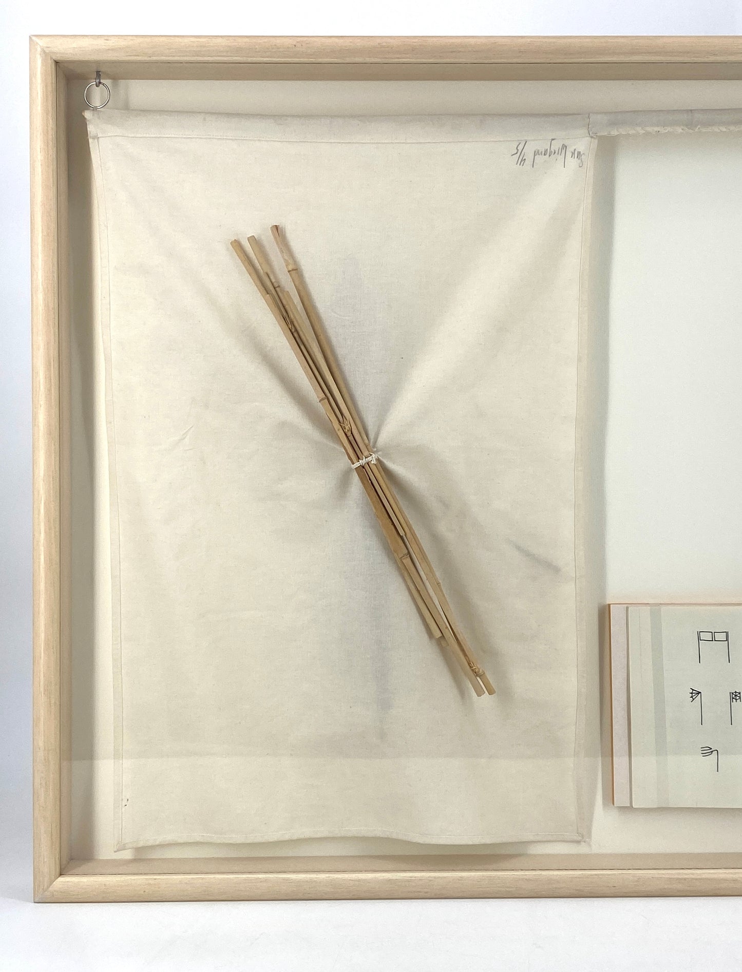 Assemblage "Eine Fahne ist keine Gabel" von Suse Wiegand, 1993