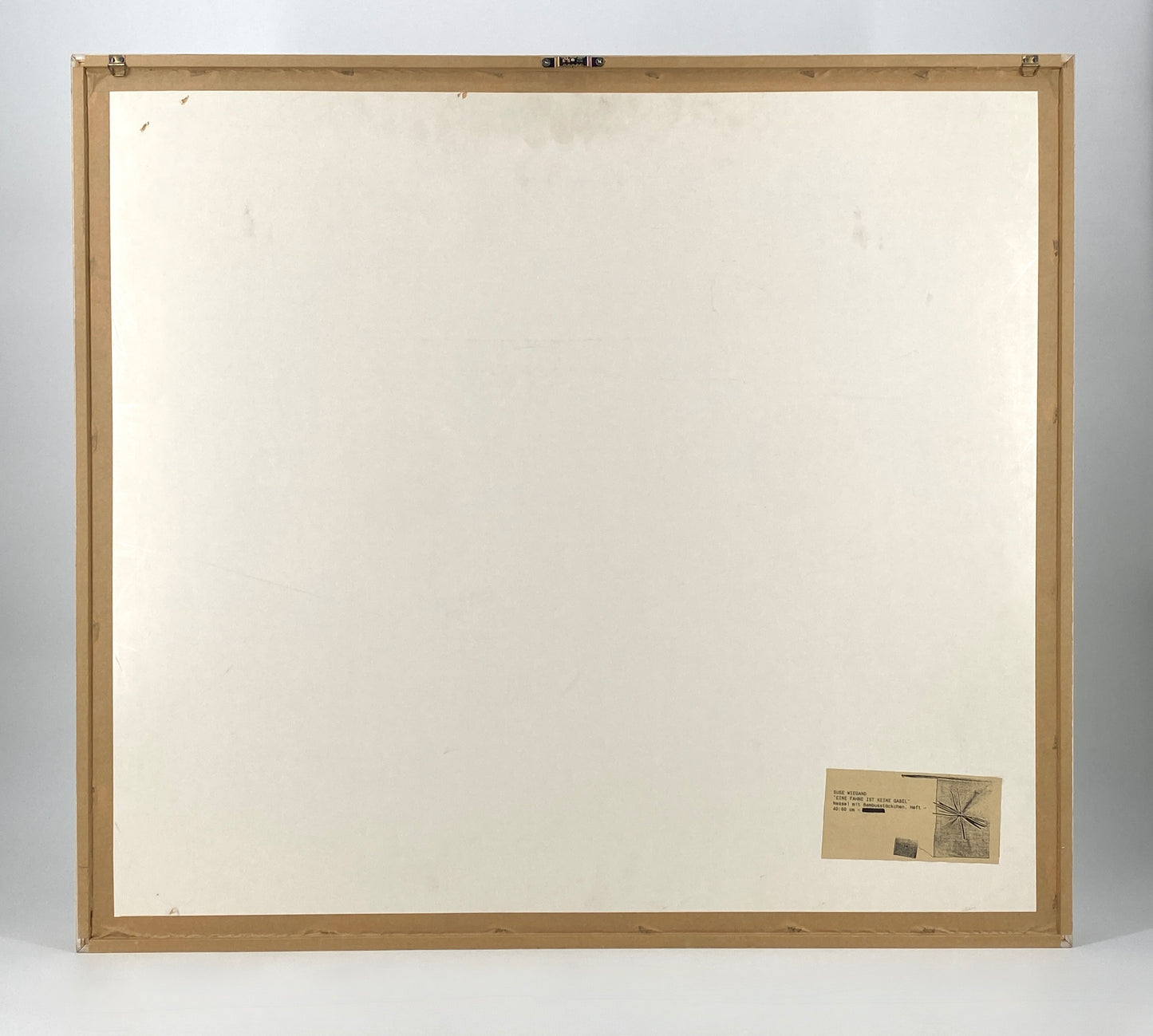 Assemblage "Eine Fahne ist keine Gabel" von Suse Wiegand, 1993