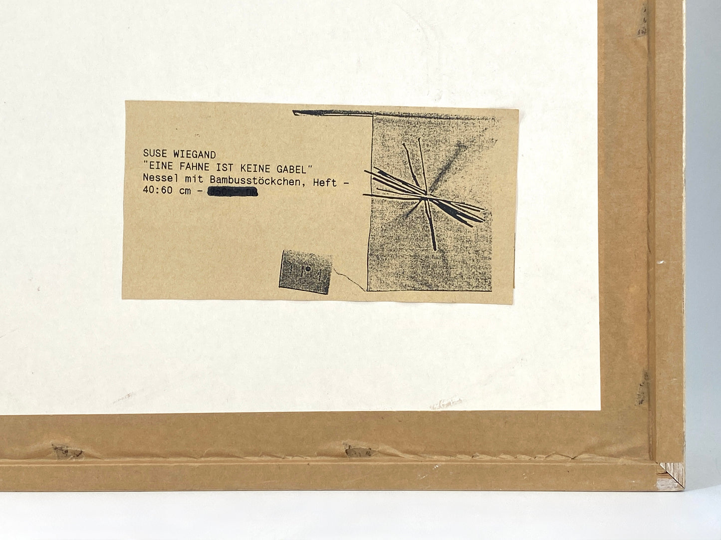 Assemblage "Eine Fahne ist keine Gabel" von Suse Wiegand, 1993