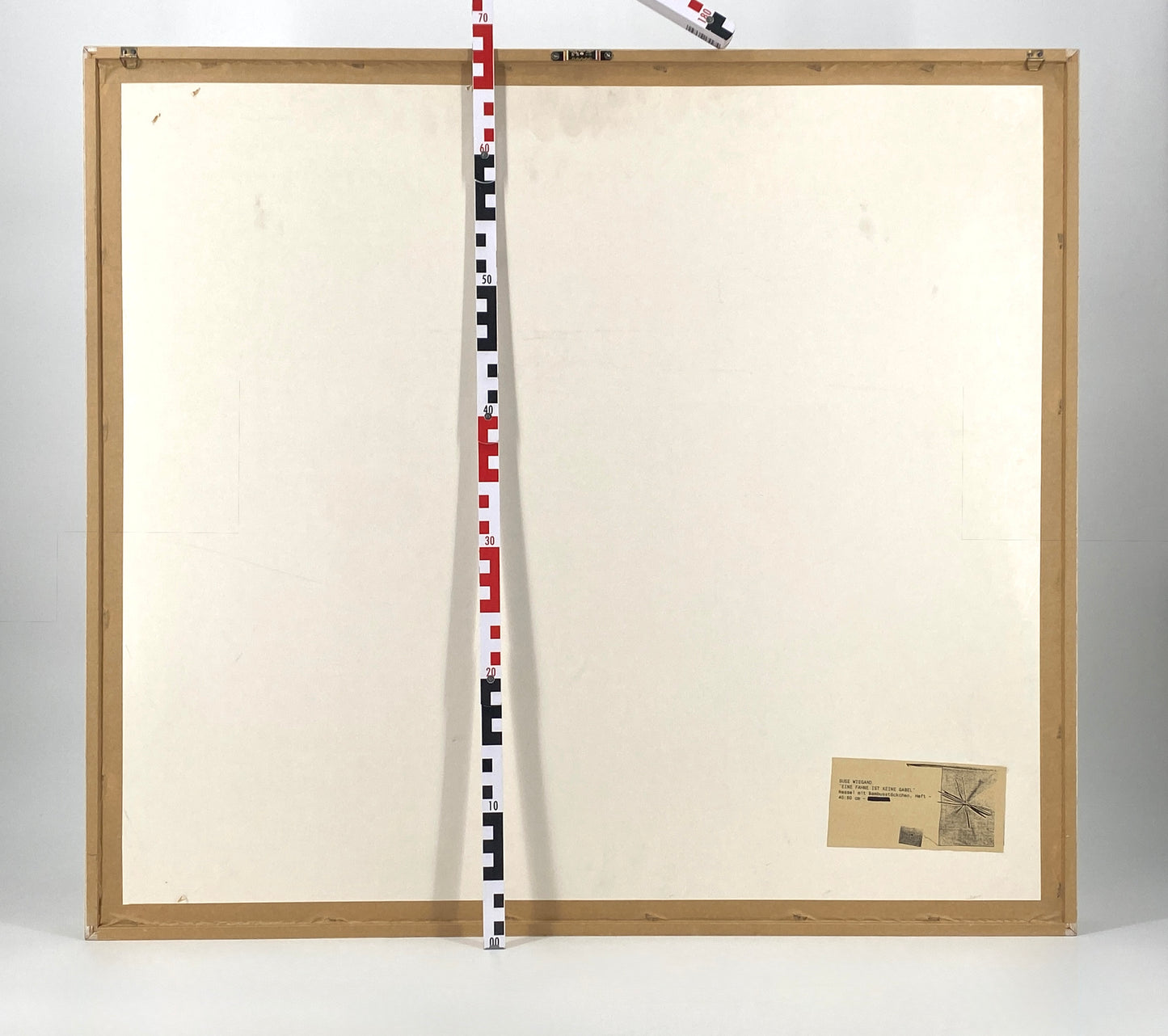Assemblage "Eine Fahne ist keine Gabel" von Suse Wiegand, 1993