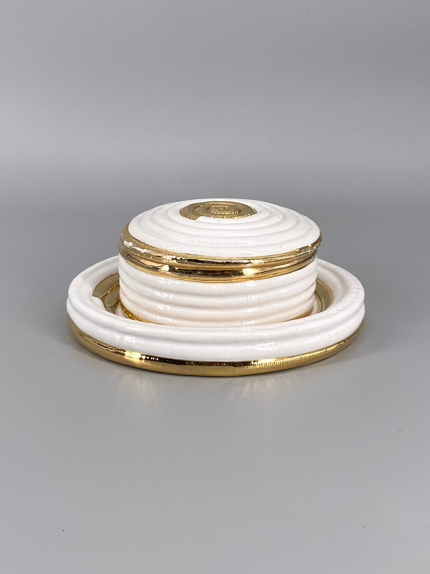 Schale und Deckeldose aus weißer Keramik mit goldenen Akzenten, 60er