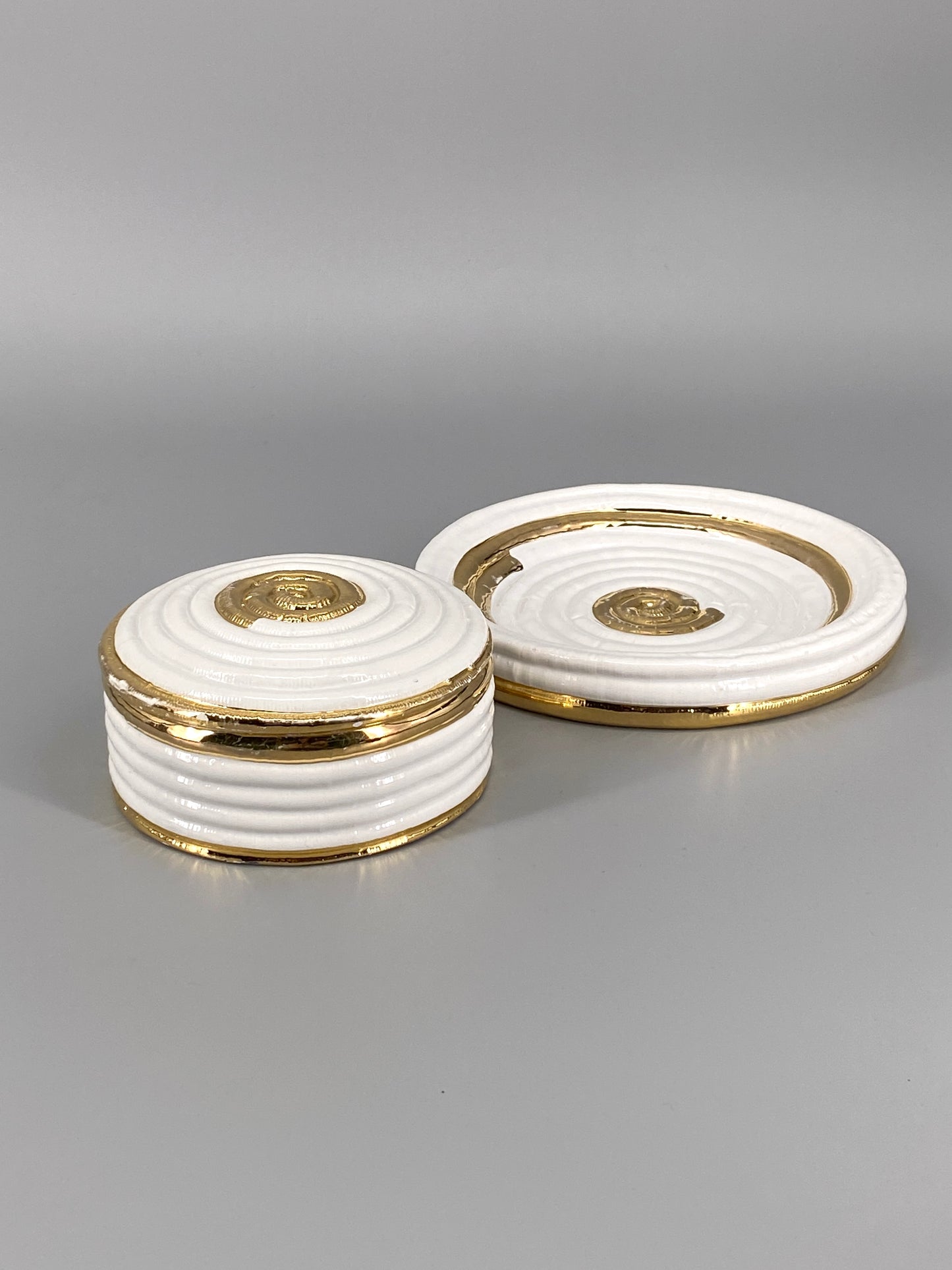 Schale und Deckeldose aus weißer Keramik mit goldenen Akzenten, 60er
