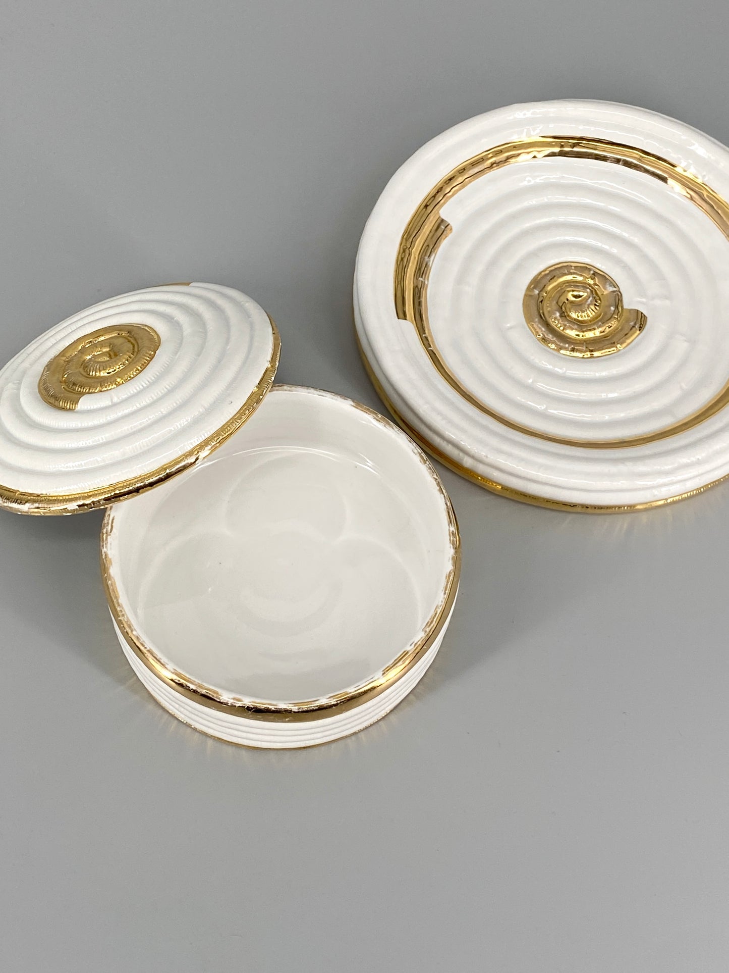 Schale und Deckeldose aus weißer Keramik mit goldenen Akzenten, 60er