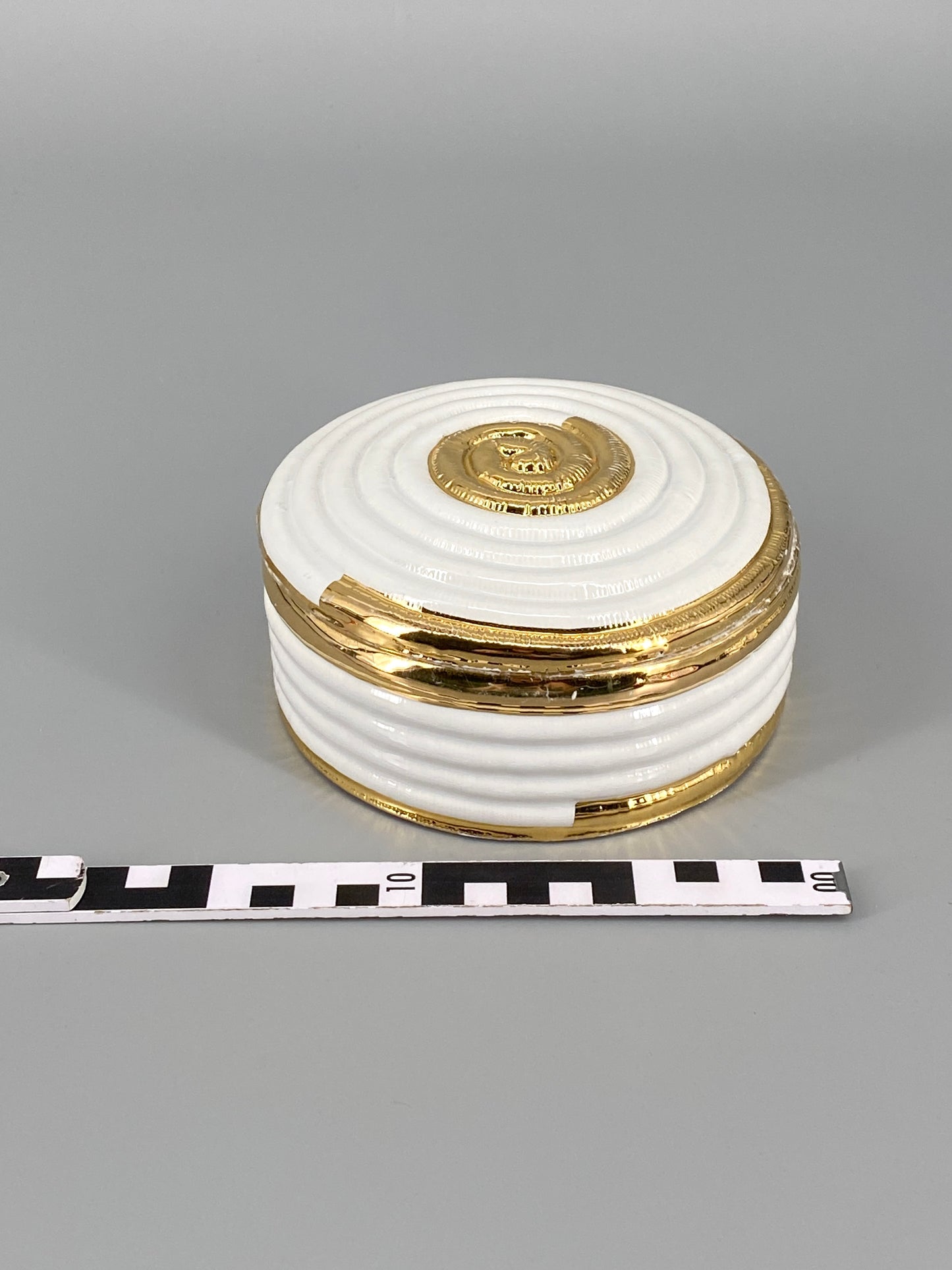 Schale und Deckeldose aus weißer Keramik mit goldenen Akzenten, 60er