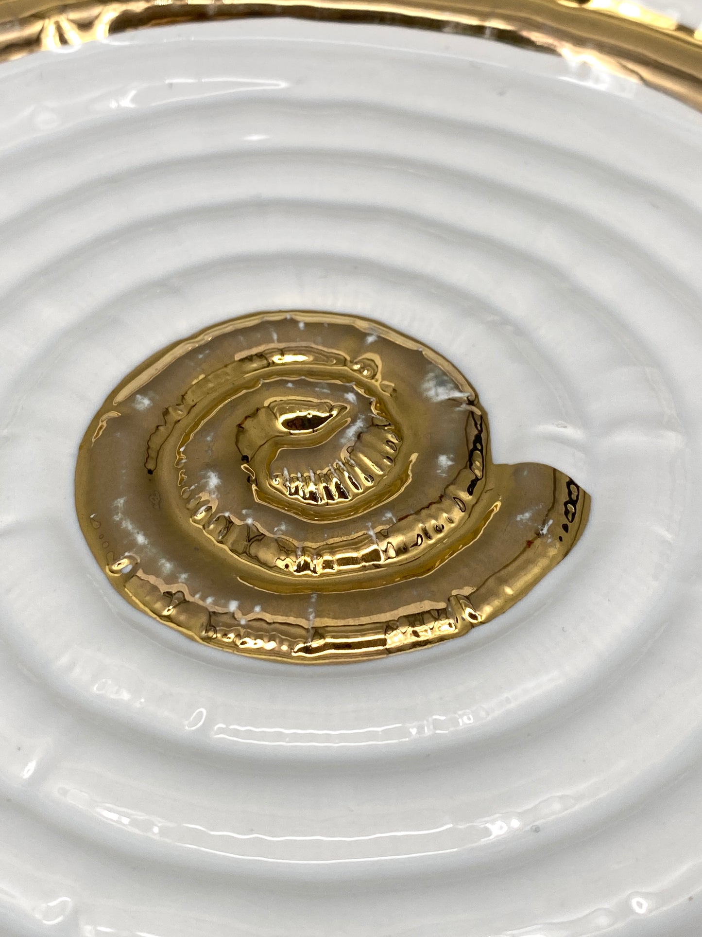 Schale und Deckeldose aus weißer Keramik mit goldenen Akzenten, 60er