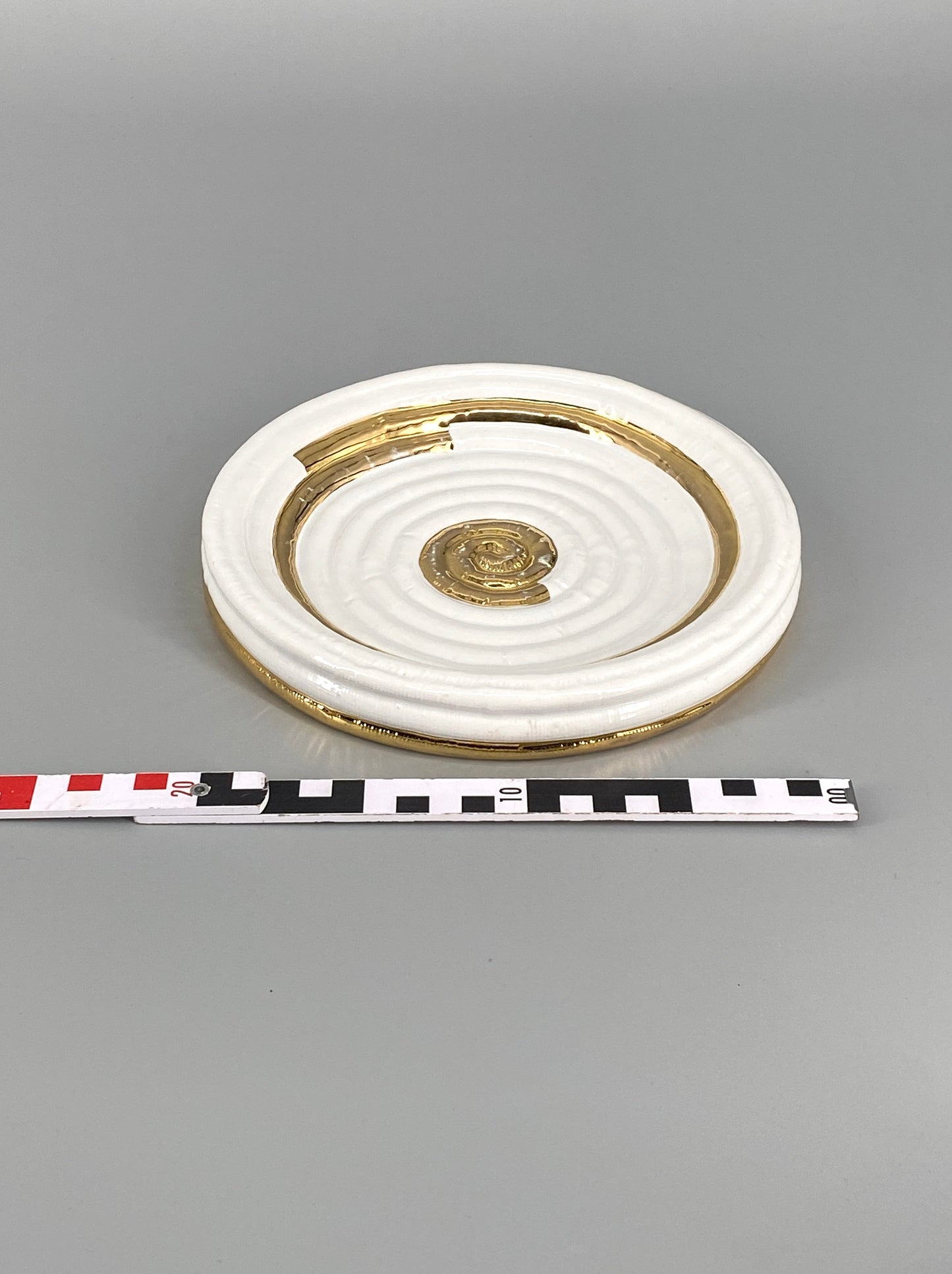 Schale und Deckeldose aus weißer Keramik mit goldenen Akzenten, 60er