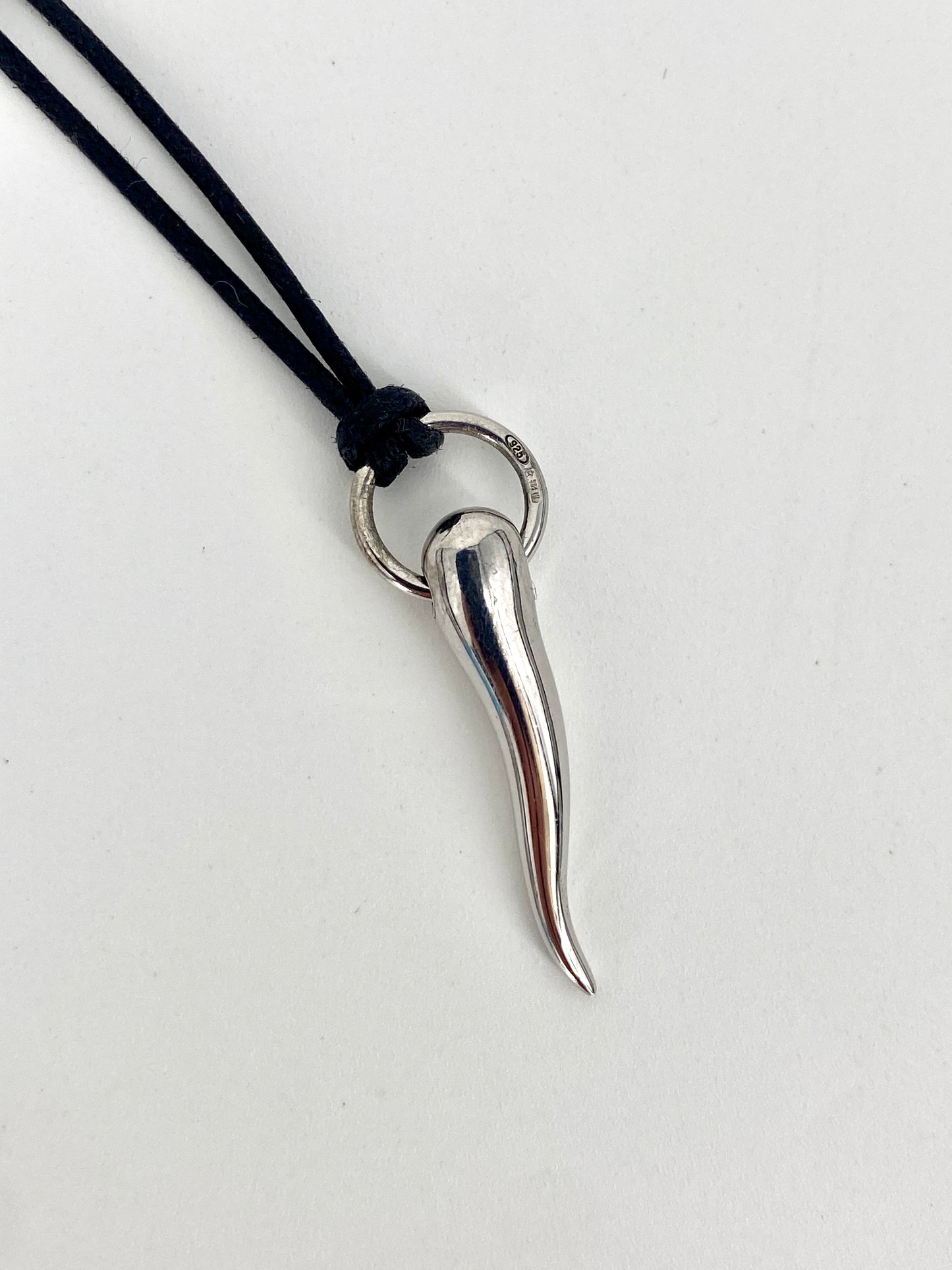 Halskette von Pomellato mit Anhänger aus 925er Silber in Form eines Horn/Zahn