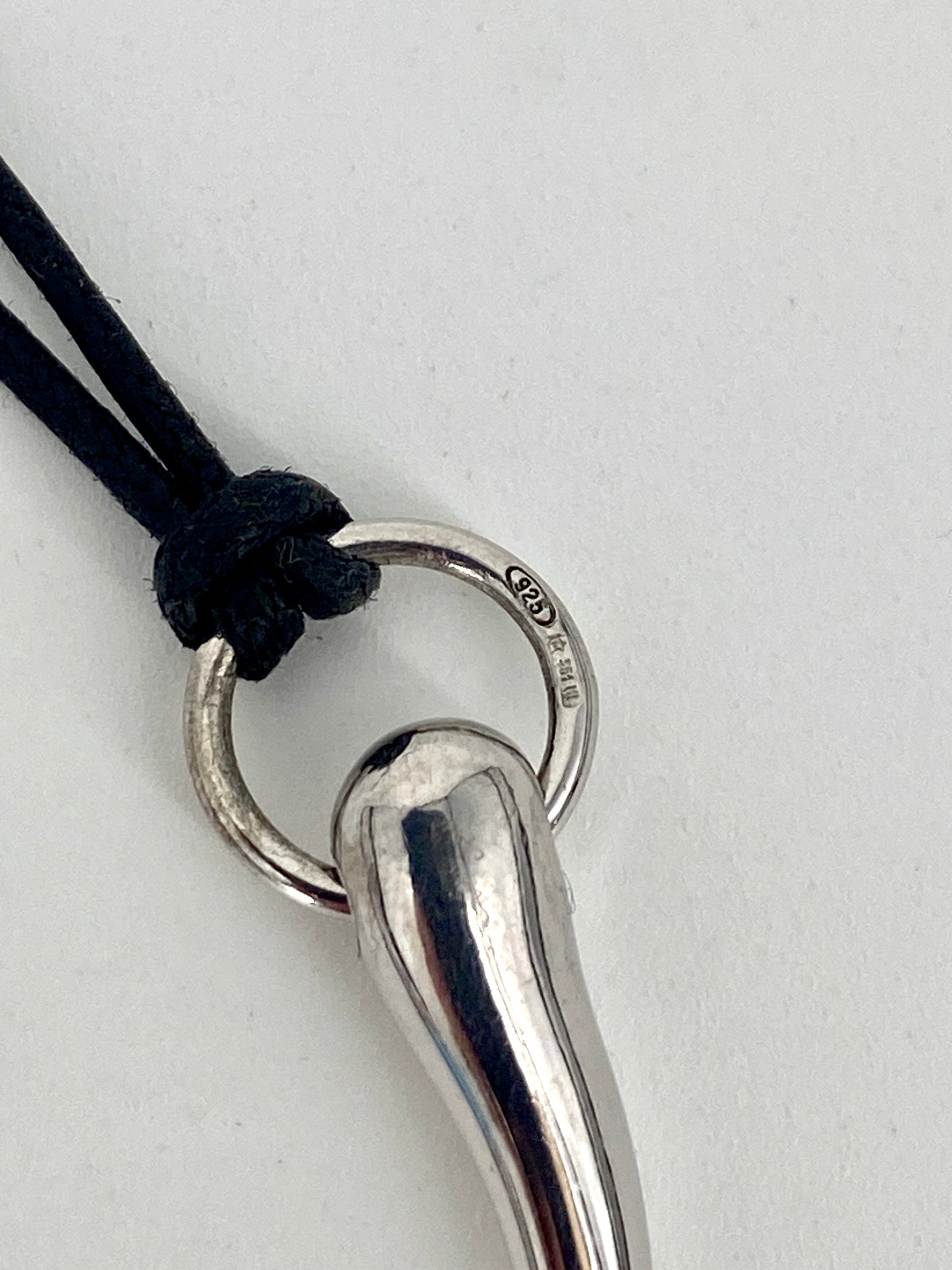 Halskette von Pomellato mit Anhänger aus 925er Silber in Form eines Horn/Zahn