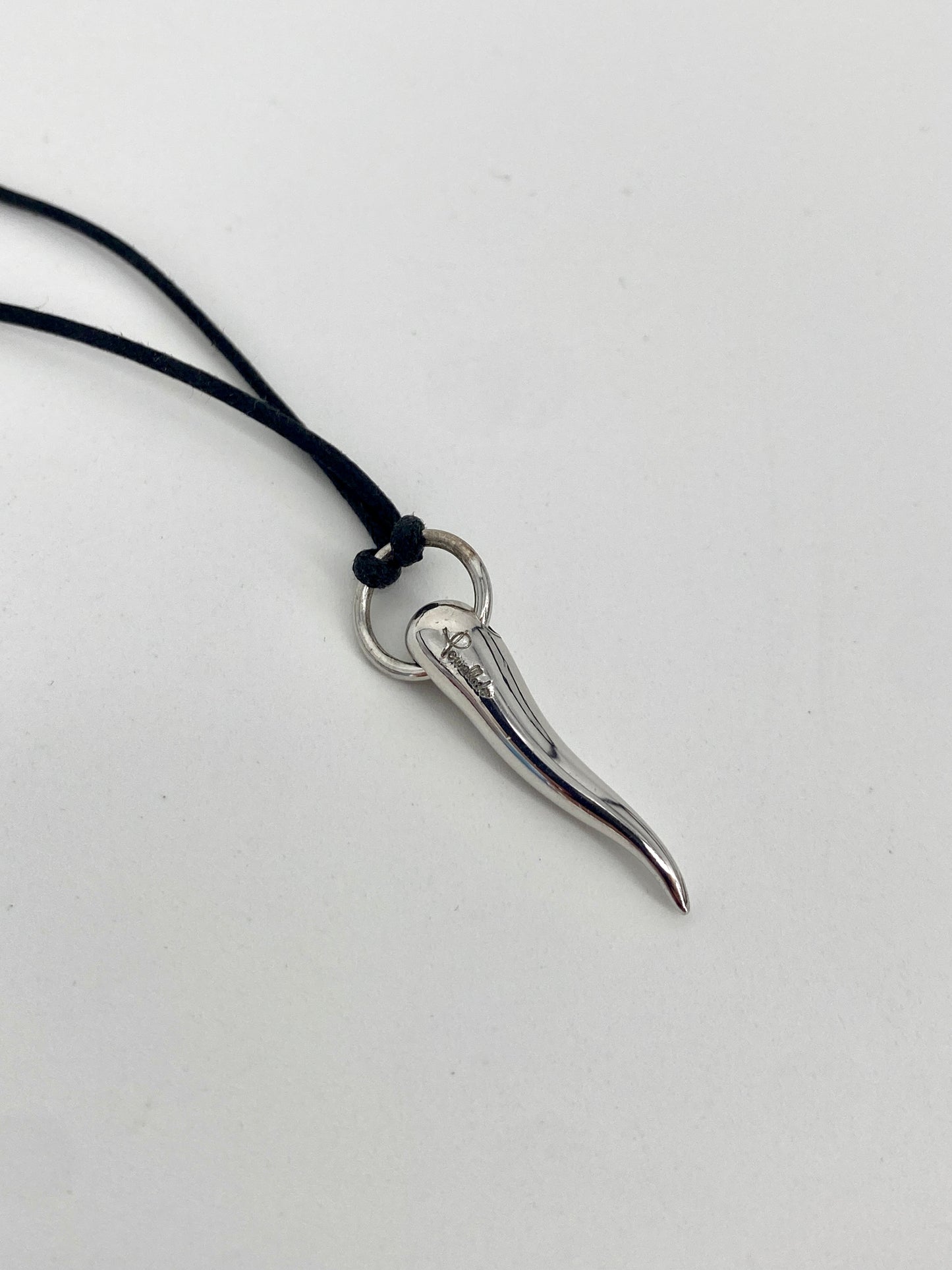 Halskette von Pomellato mit Anhänger aus 925er Silber in Form eines Horn/Zahn