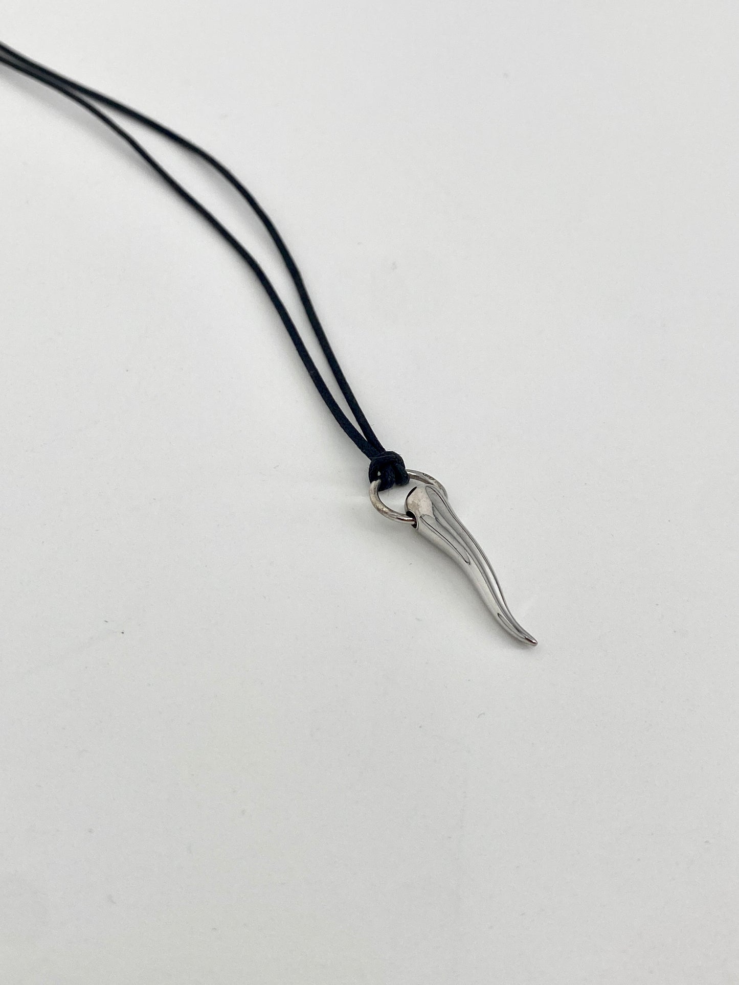 Halskette von Pomellato mit Anhänger aus 925er Silber in Form eines Horn/Zahn