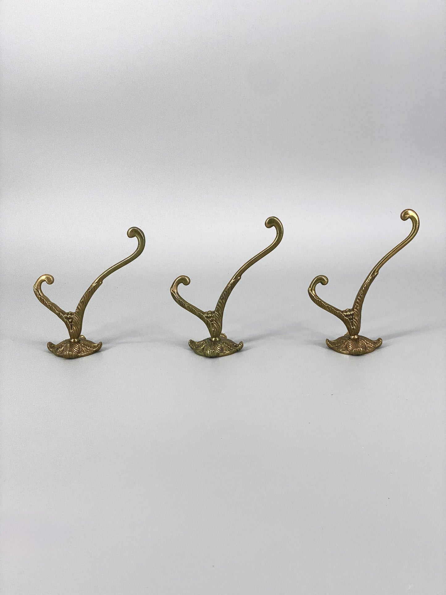 3 Garderobenhaken aus Messing mit Doppelhaken