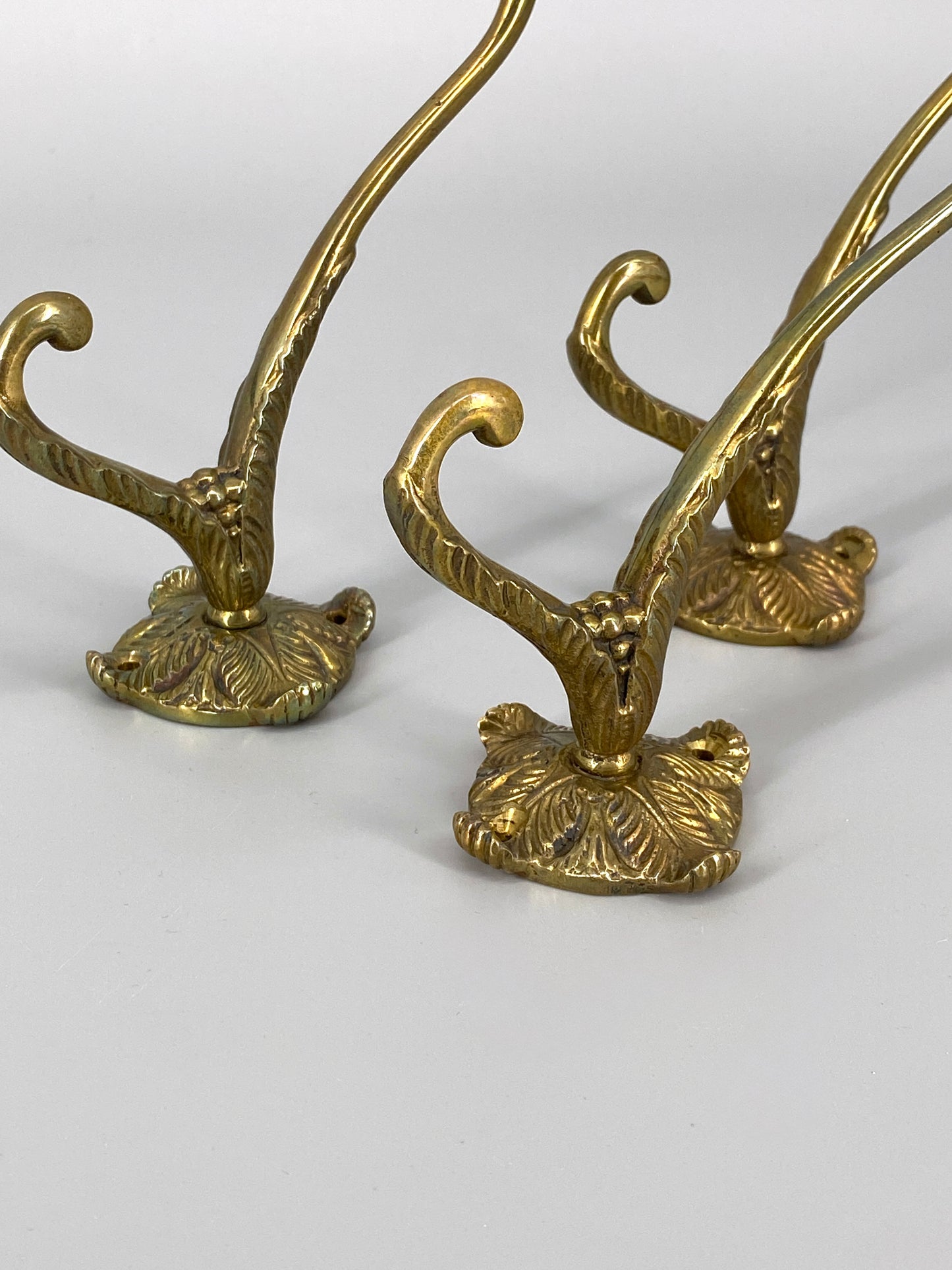 3 Garderobenhaken aus Messing mit Doppelhaken