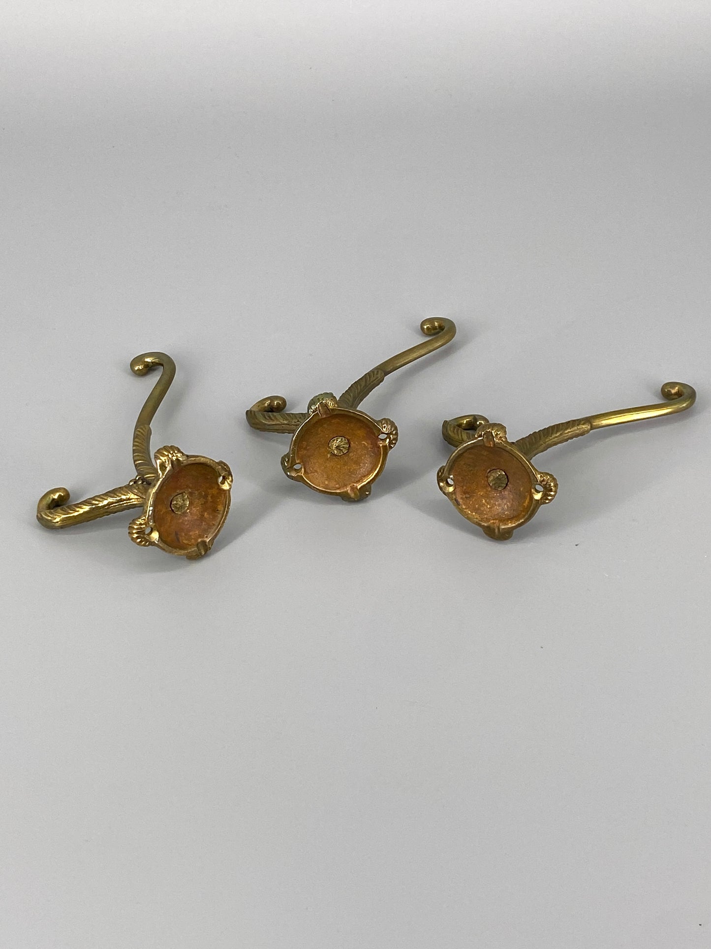 3 Garderobenhaken aus Messing mit Doppelhaken