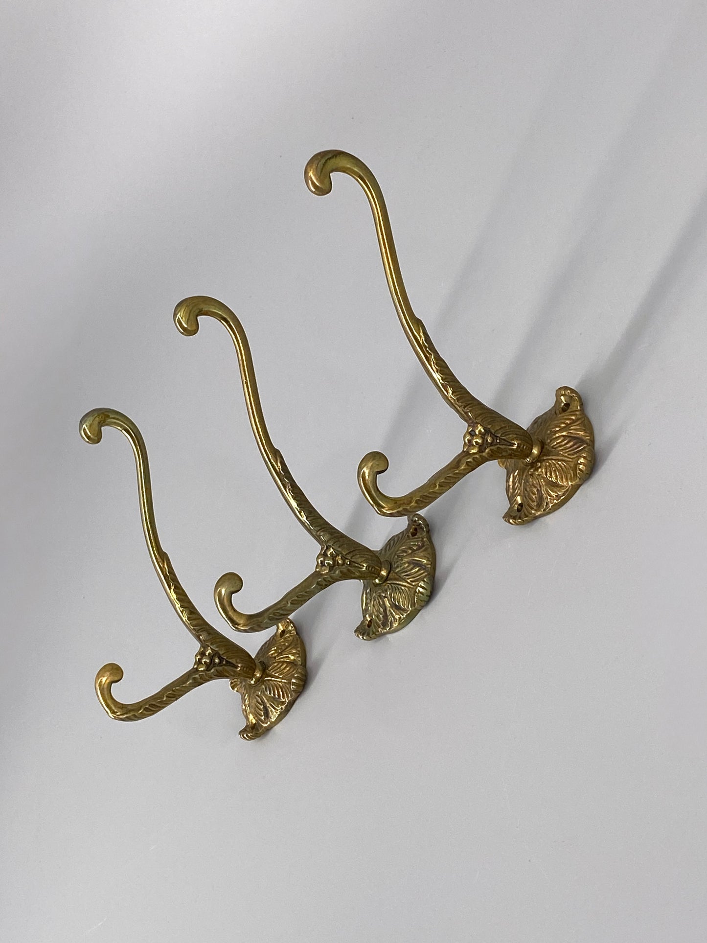 3 Garderobenhaken aus Messing mit Doppelhaken