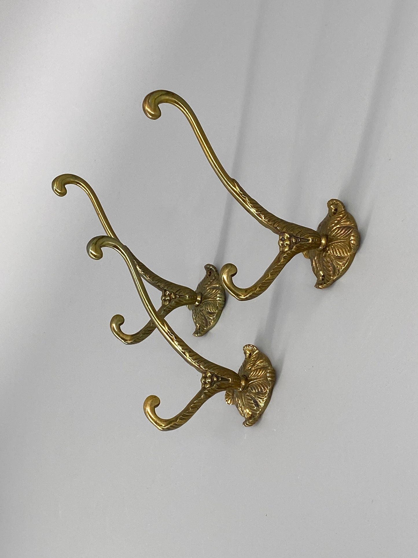 3 Garderobenhaken aus Messing mit Doppelhaken