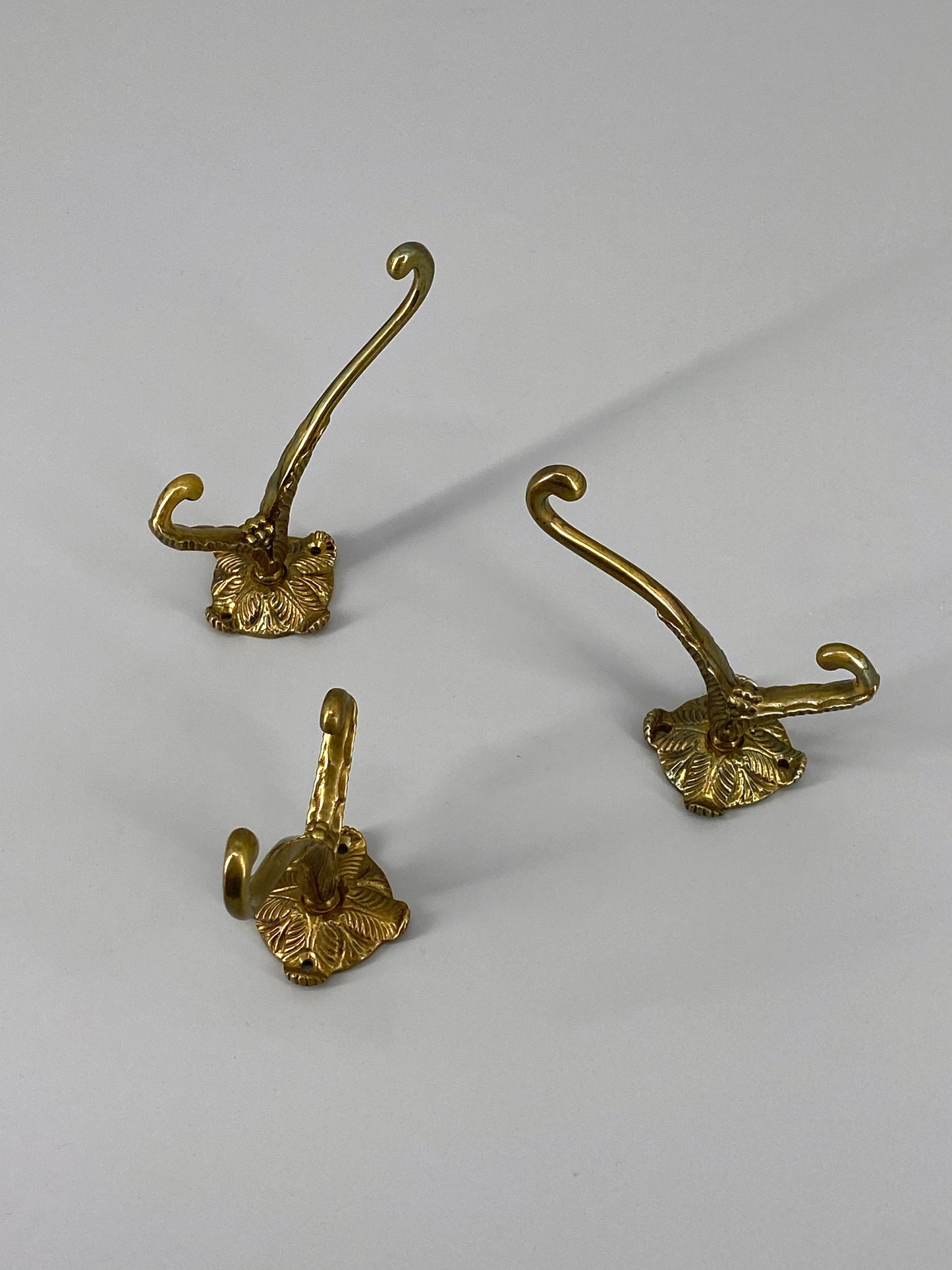 3 Garderobenhaken aus Messing mit Doppelhaken