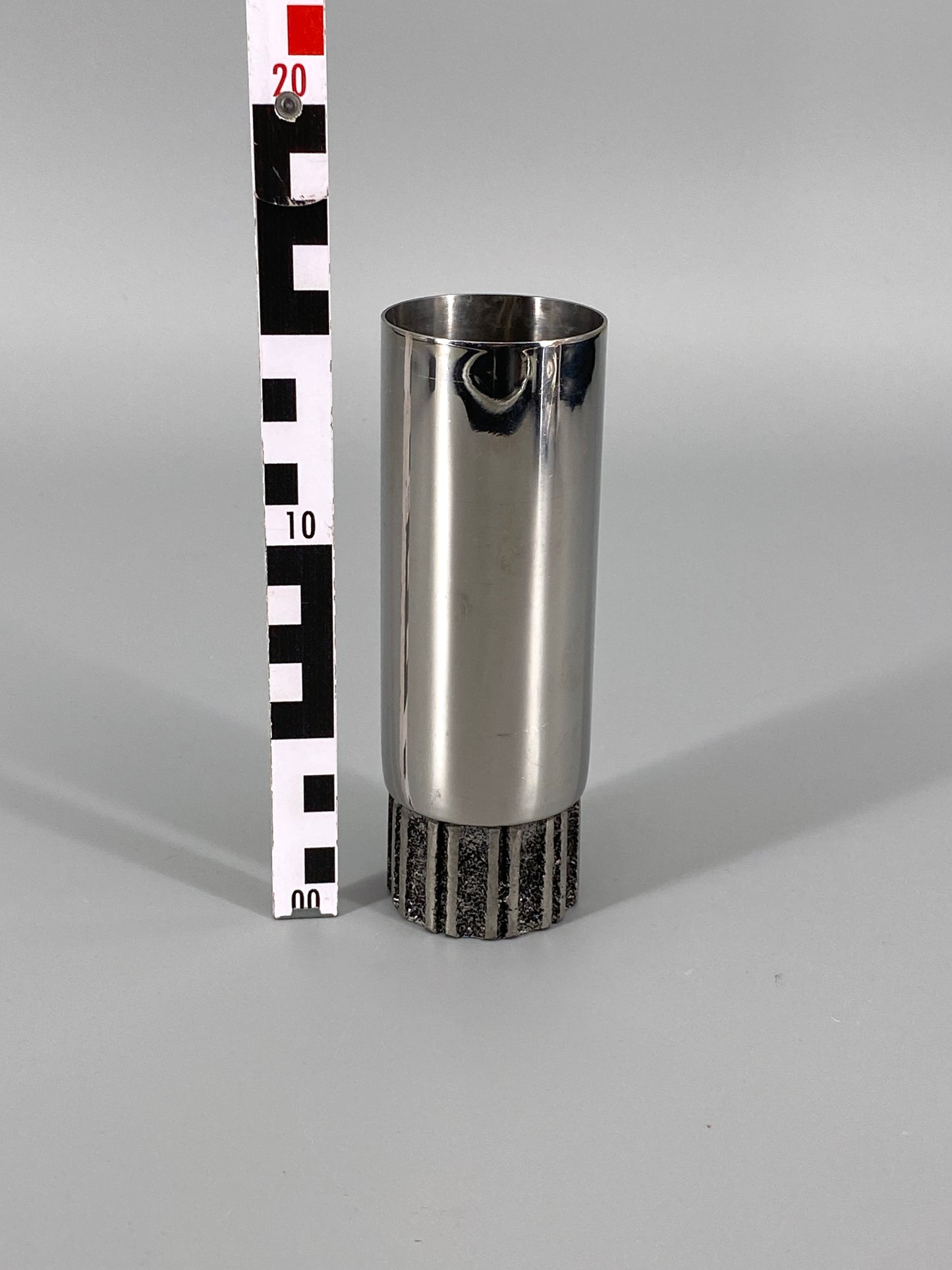 kleine, brutalistische Vase aus Stahl, 70er