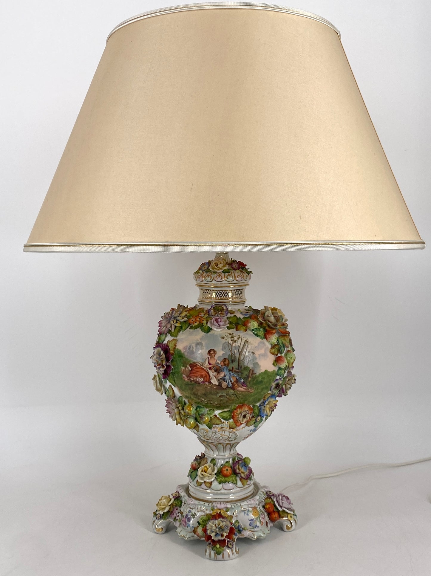 Tischlampe im Barocken Stil aus der Porzellanmaufaktur Sitzendorf, Deutschland,  frühes 20. Jhd.