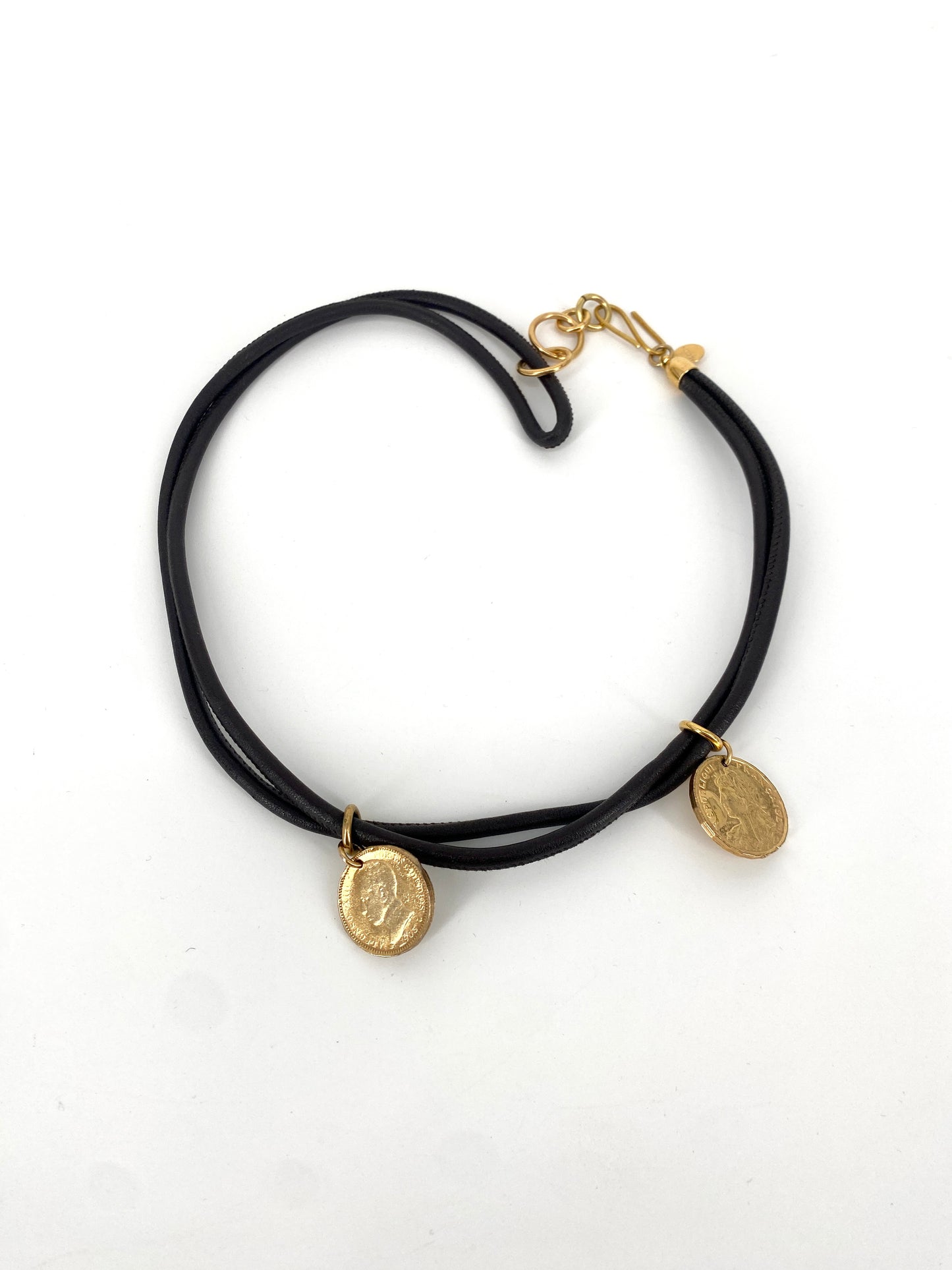 Halskette oder dreifaches Armband von Kathy aus Leder und vergoldeten Münzanhängern