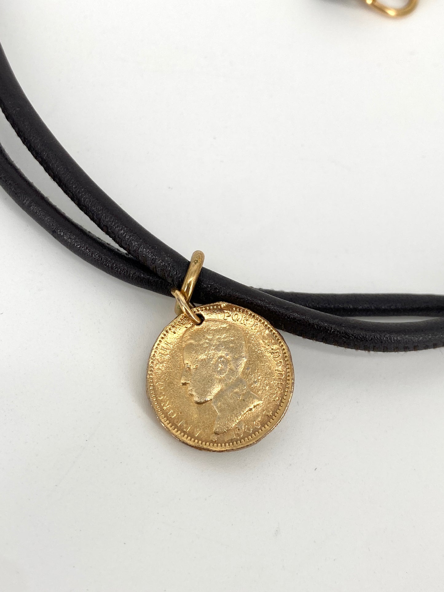 Halskette oder dreifaches Armband von Kathy aus Leder und vergoldeten Münzanhängern