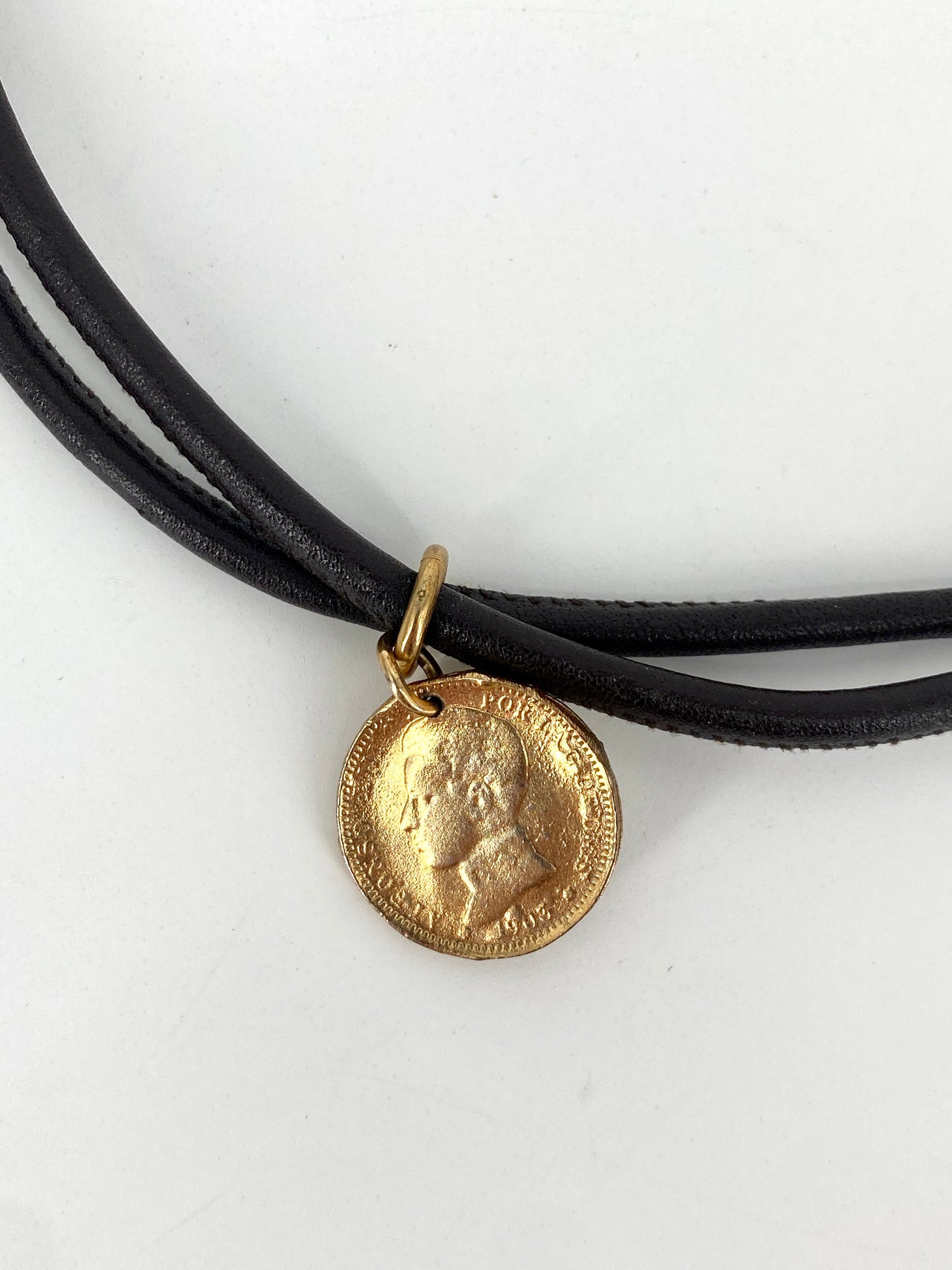 Halskette oder dreifaches Armband von Kathy aus Leder und vergoldeten Münzanhängern
