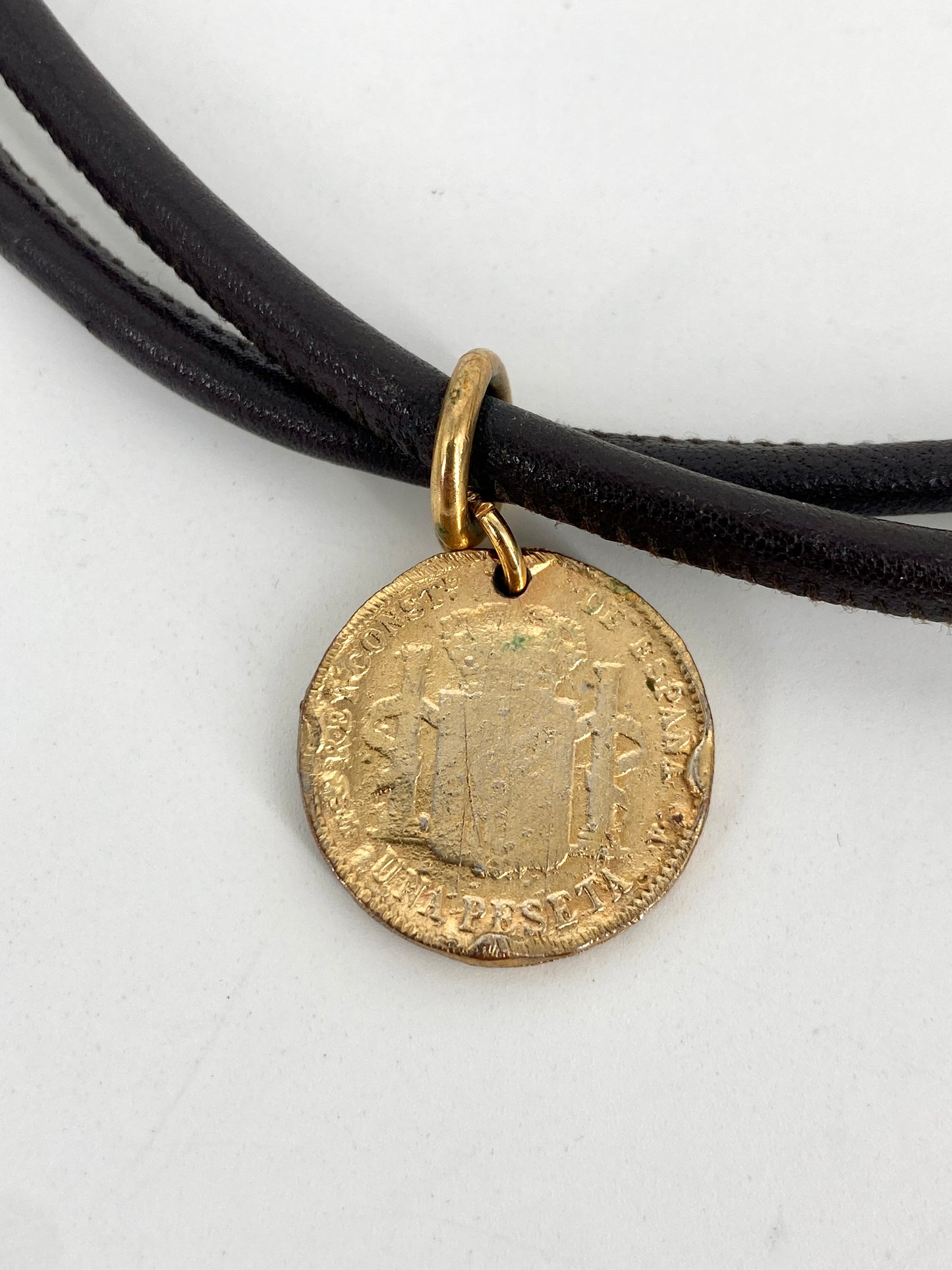 Halskette oder dreifaches Armband von Kathy aus Leder und vergoldeten Münzanhängern