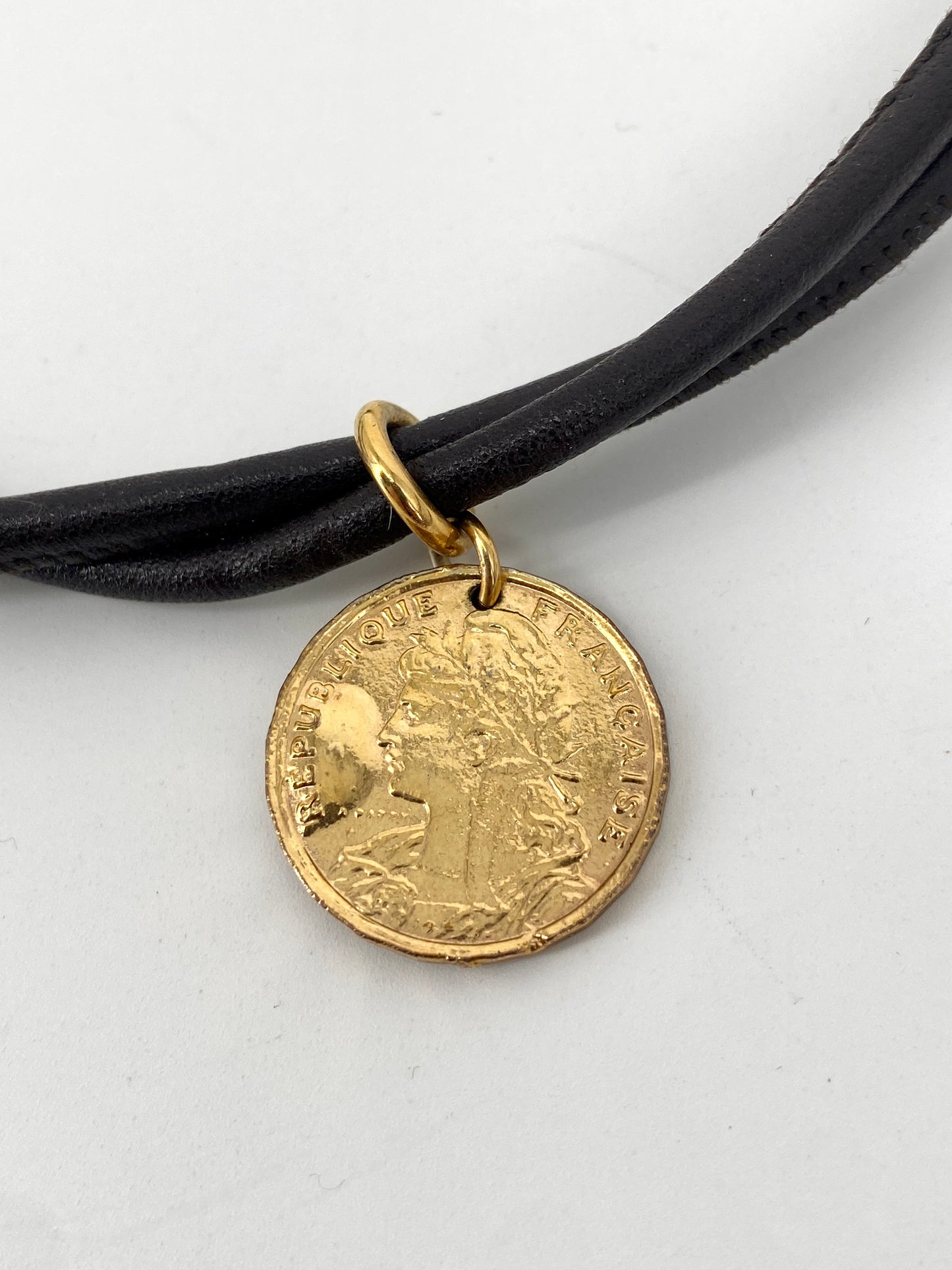 Halskette oder dreifaches Armband von Kathy aus Leder und vergoldeten Münzanhängern