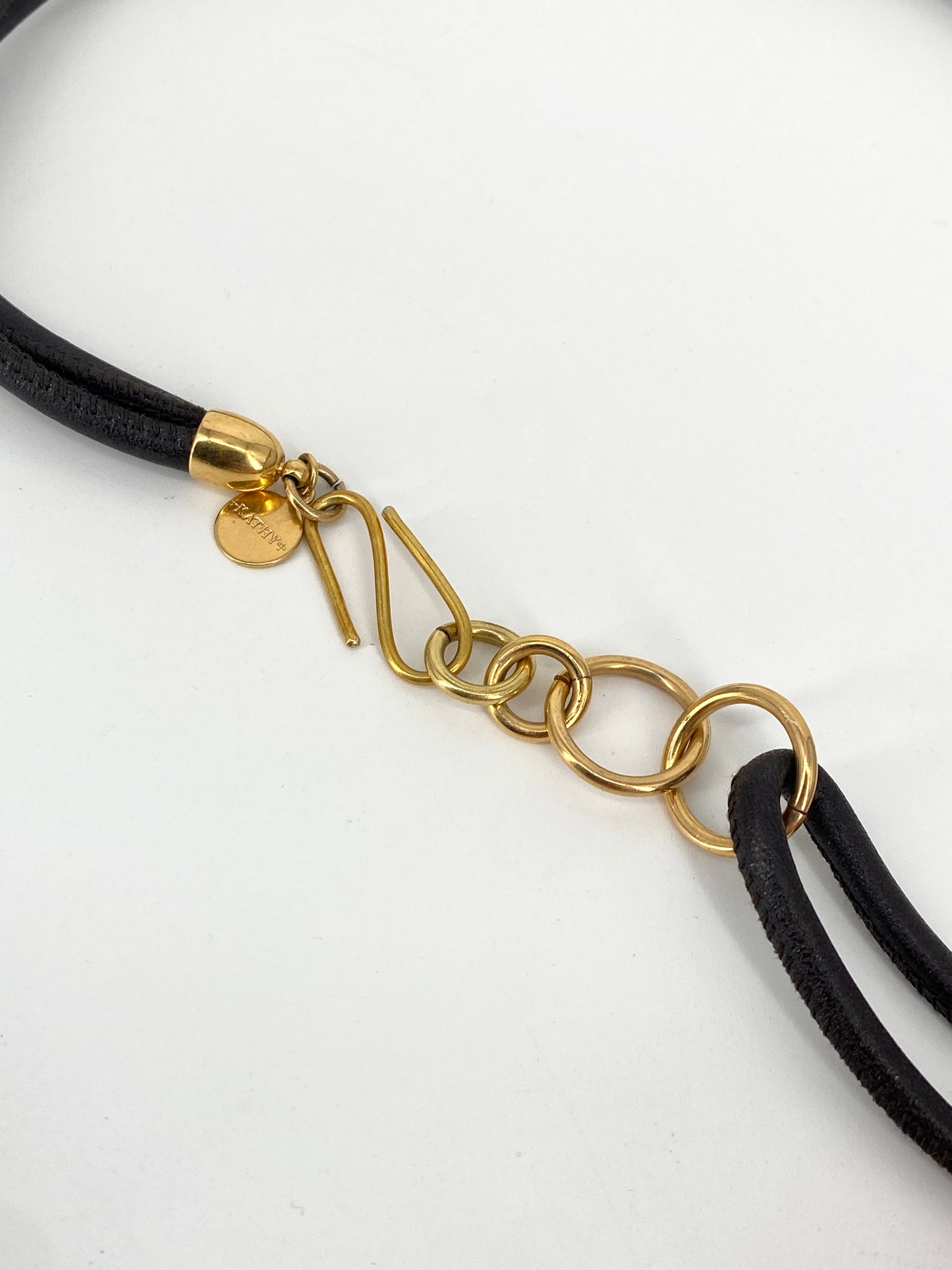 Halskette oder dreifaches Armband von Kathy aus Leder und vergoldeten Münzanhängern