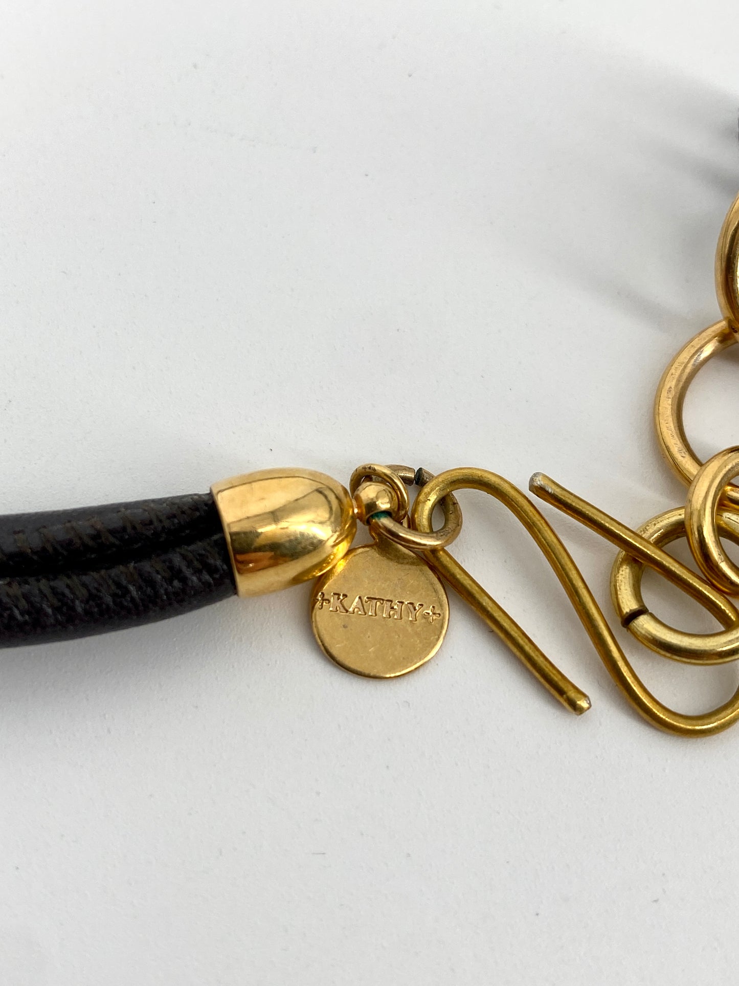 Halskette oder dreifaches Armband von Kathy aus Leder und vergoldeten Münzanhängern