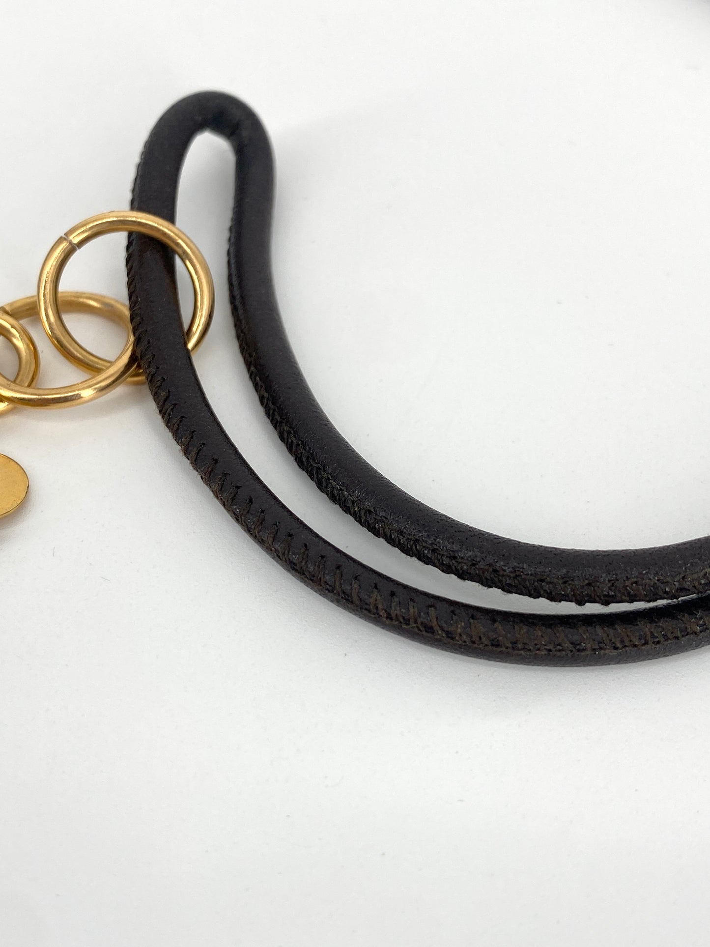 Halskette oder dreifaches Armband von Kathy aus Leder und vergoldeten Münzanhängern