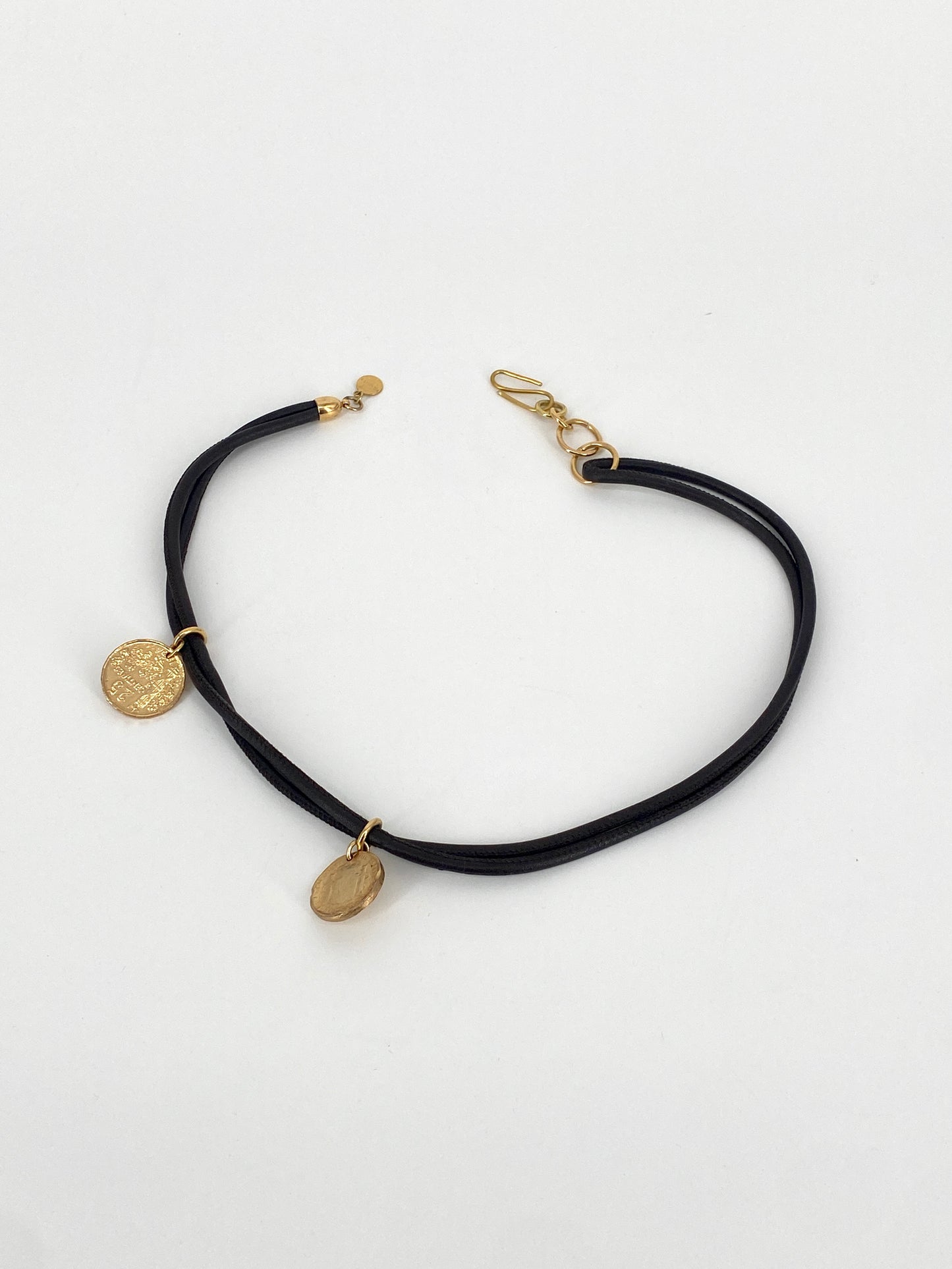Halskette oder dreifaches Armband von Kathy aus Leder und vergoldeten Münzanhängern