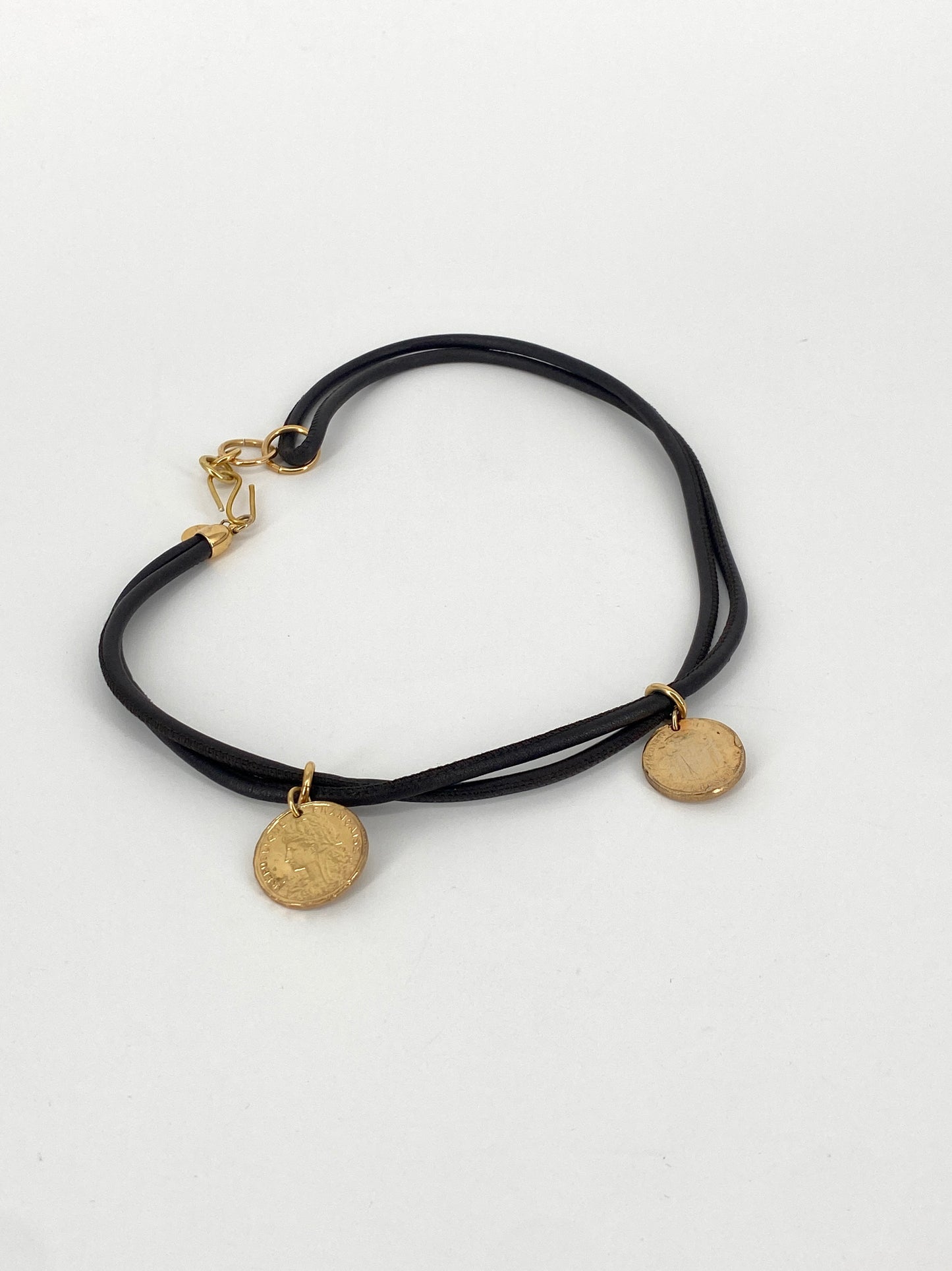 Halskette oder dreifaches Armband von Kathy aus Leder und vergoldeten Münzanhängern