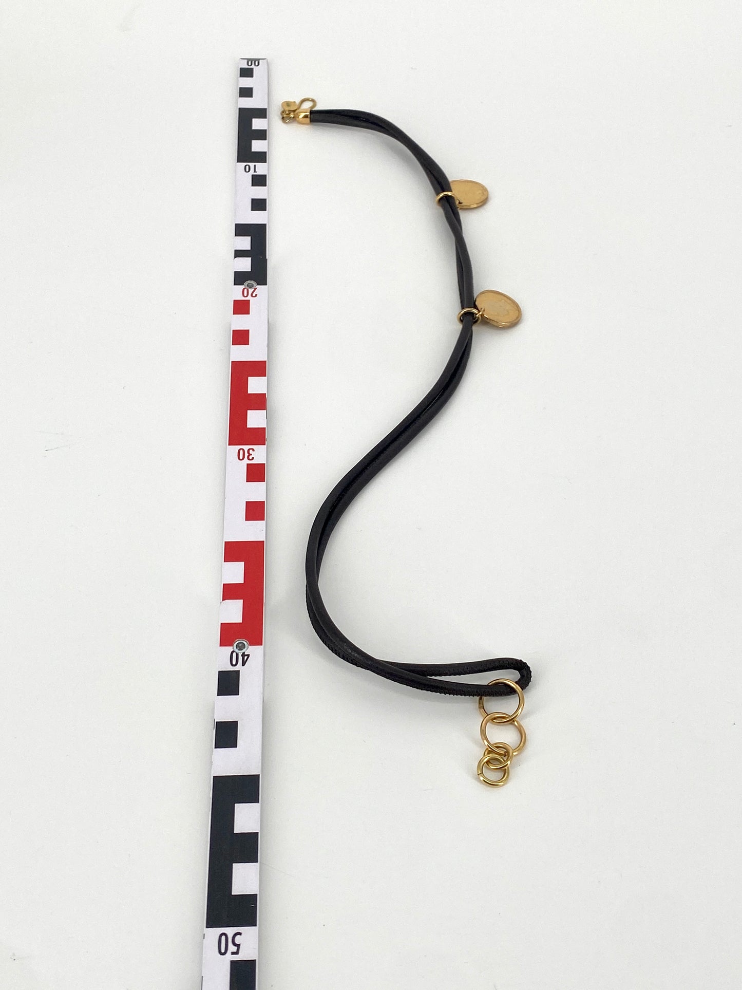 Halskette oder dreifaches Armband von Kathy aus Leder und vergoldeten Münzanhängern