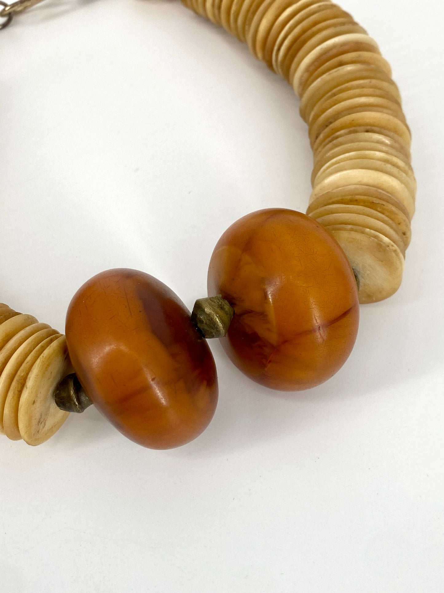 Statement Halskette auch Naturmaterial und Baumharz in traditionellem, afrikanischen Stil