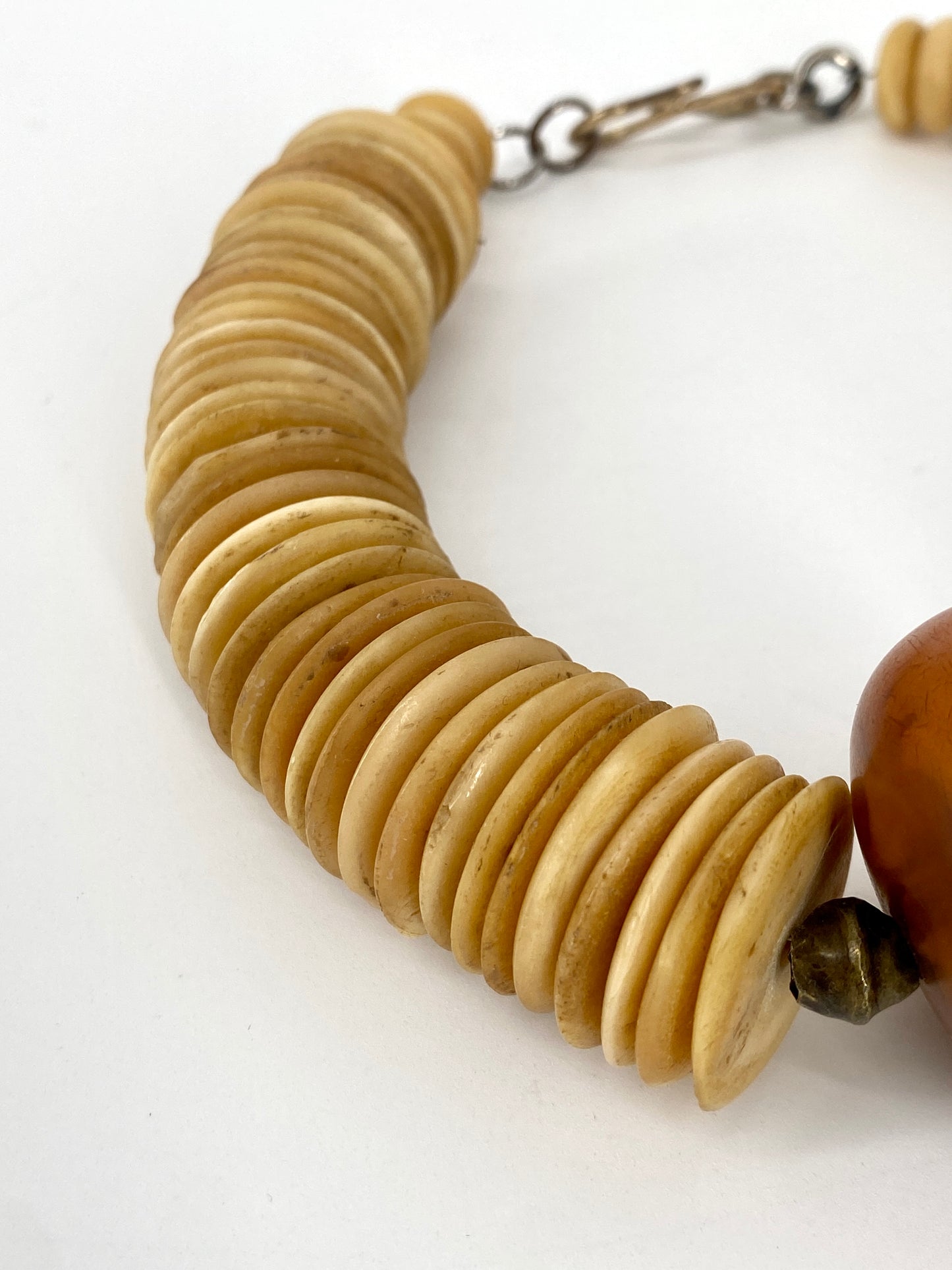 Statement Halskette auch Naturmaterial und Baumharz in traditionellem, afrikanischen Stil