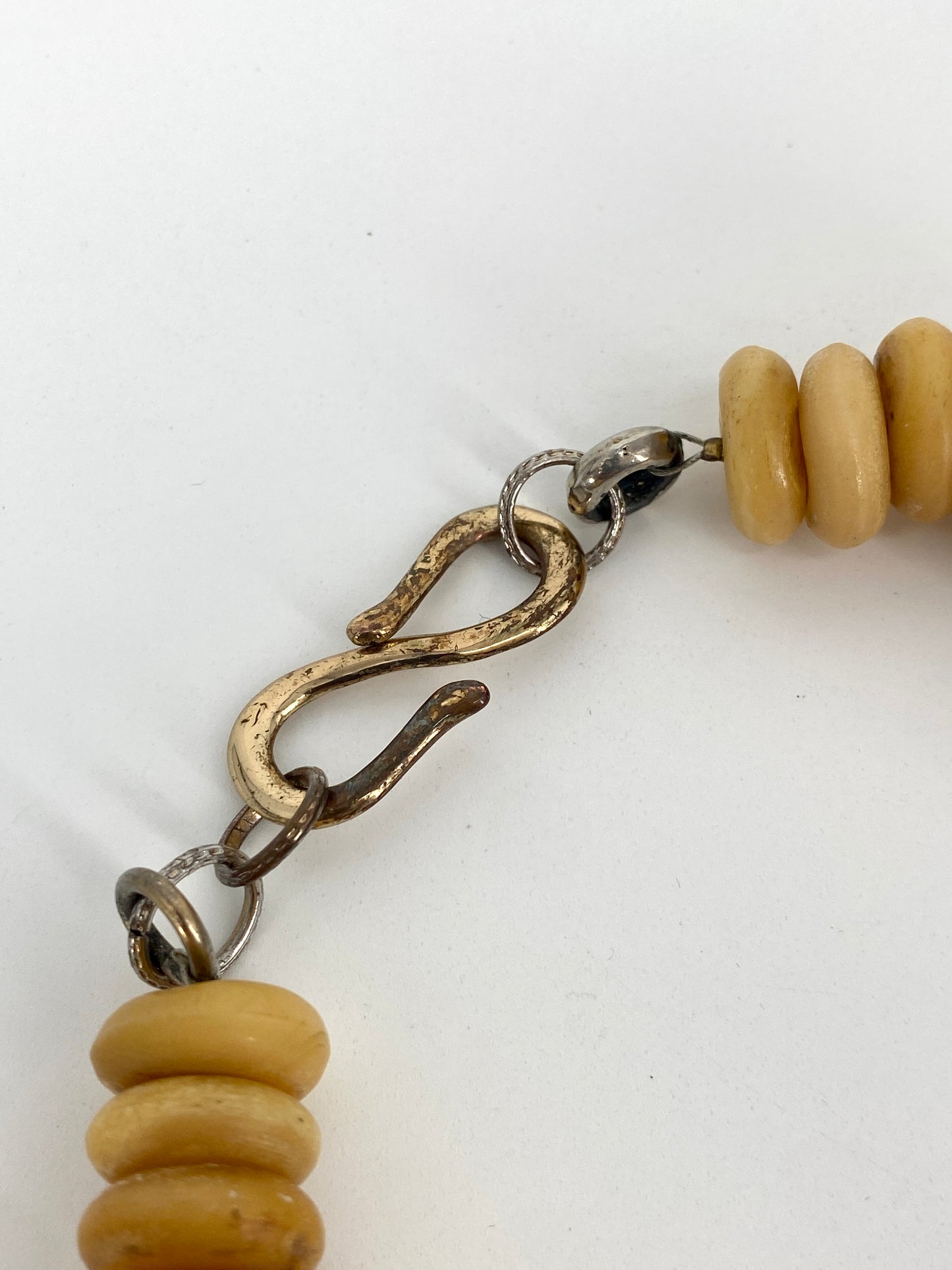 Statement Halskette auch Naturmaterial und Baumharz in traditionellem, afrikanischen Stil