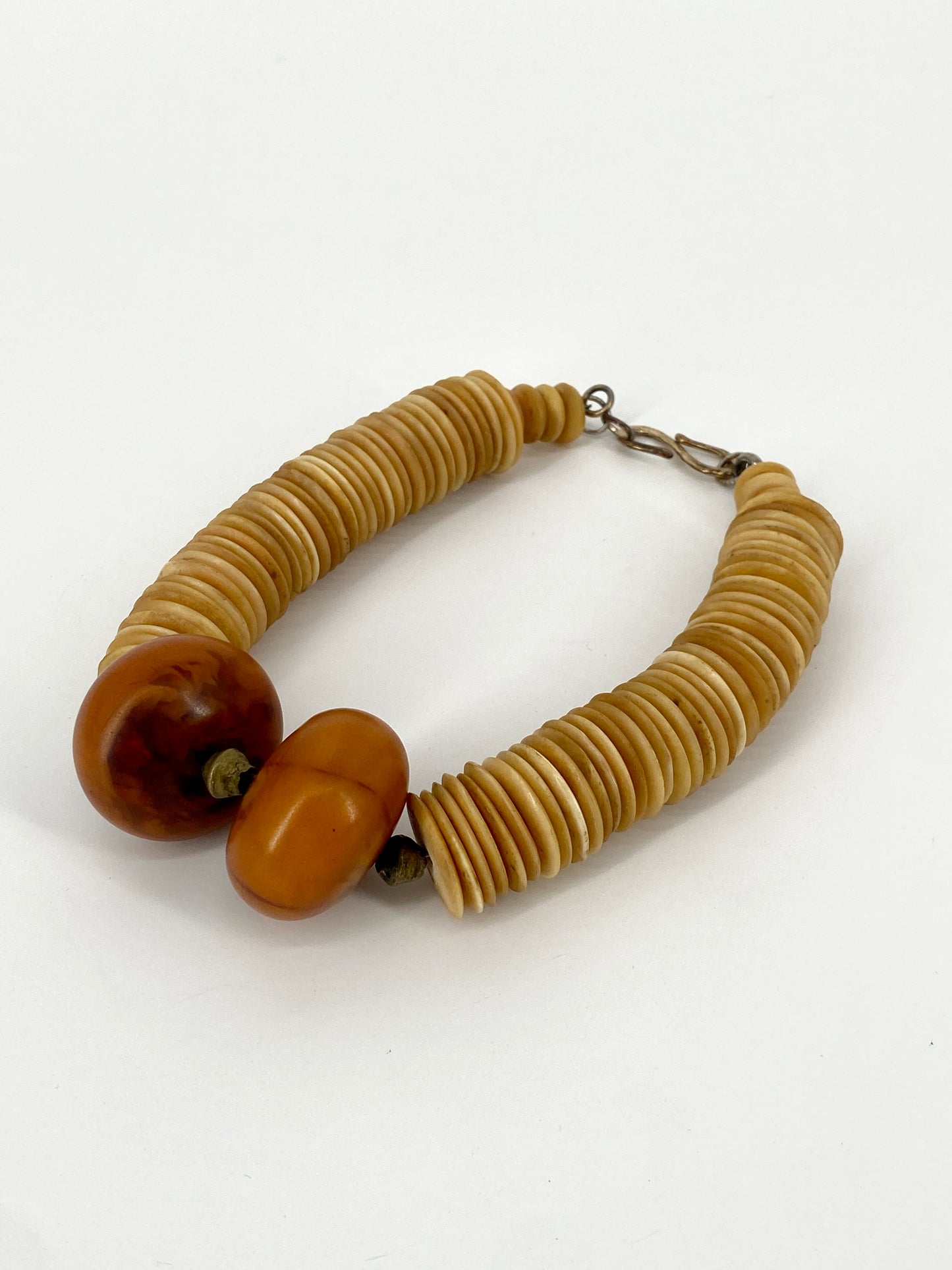 Statement Halskette auch Naturmaterial und Baumharz in traditionellem, afrikanischen Stil