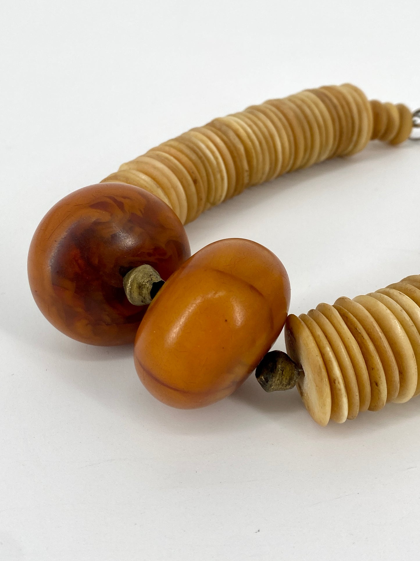 Statement Halskette auch Naturmaterial und Baumharz in traditionellem, afrikanischen Stil