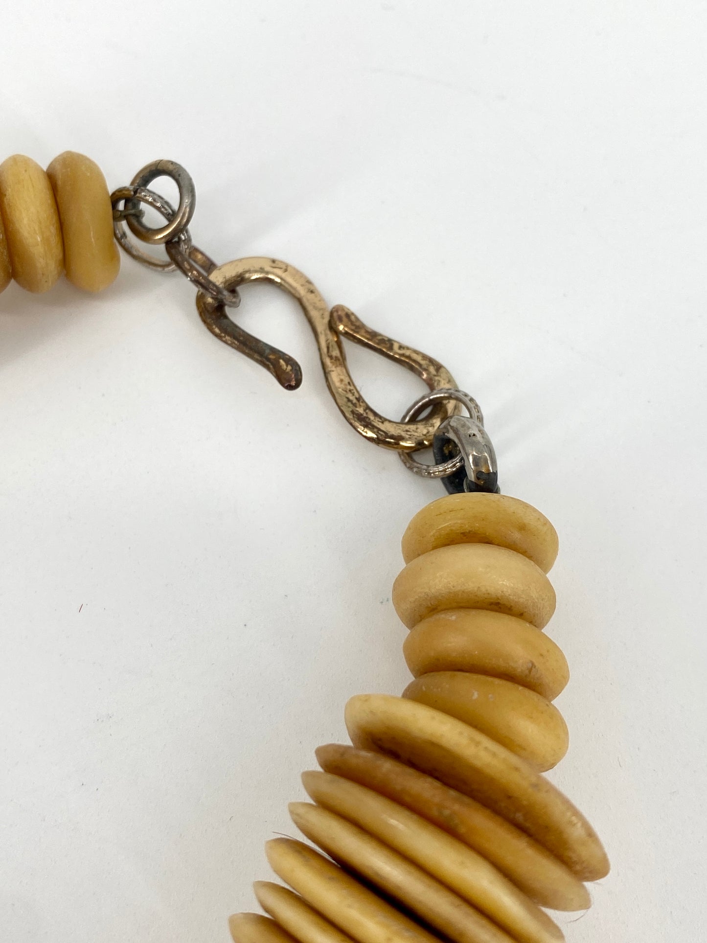 Statement Halskette auch Naturmaterial und Baumharz in traditionellem, afrikanischen Stil